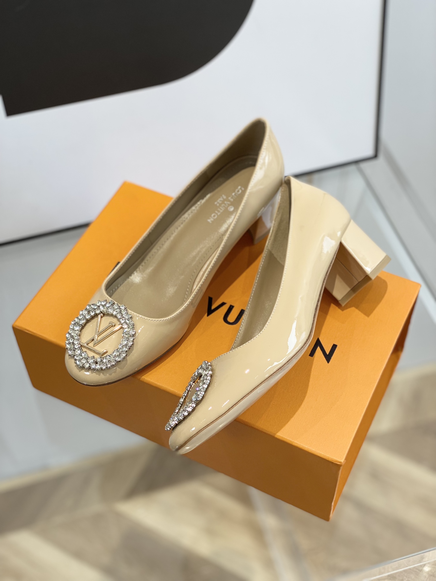 l**is V*t*n pumps