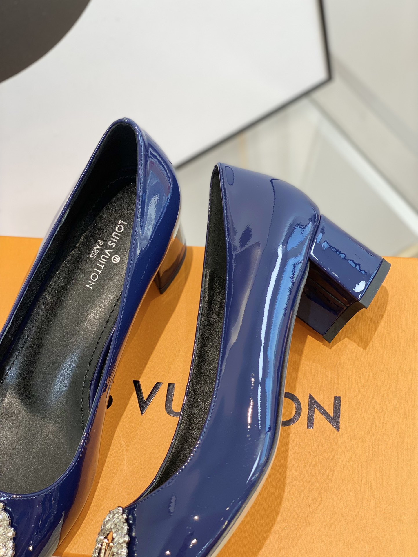 l**is V*t*n pumps
