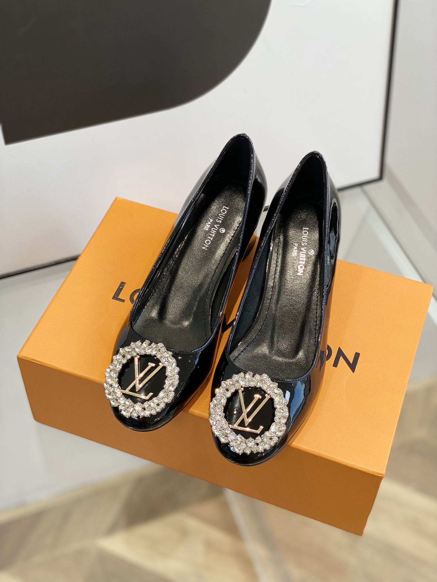 l**is V*t*n pumps