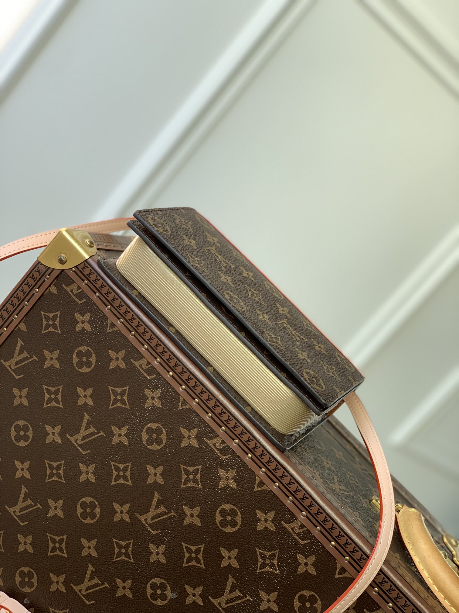 l**is V*t*n book chain wallet-20 x 14 x 4cm