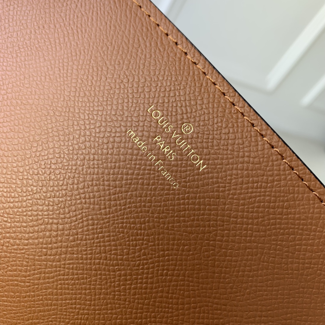 l**is V*t*n book chain wallet-20 x 14 x 4cm