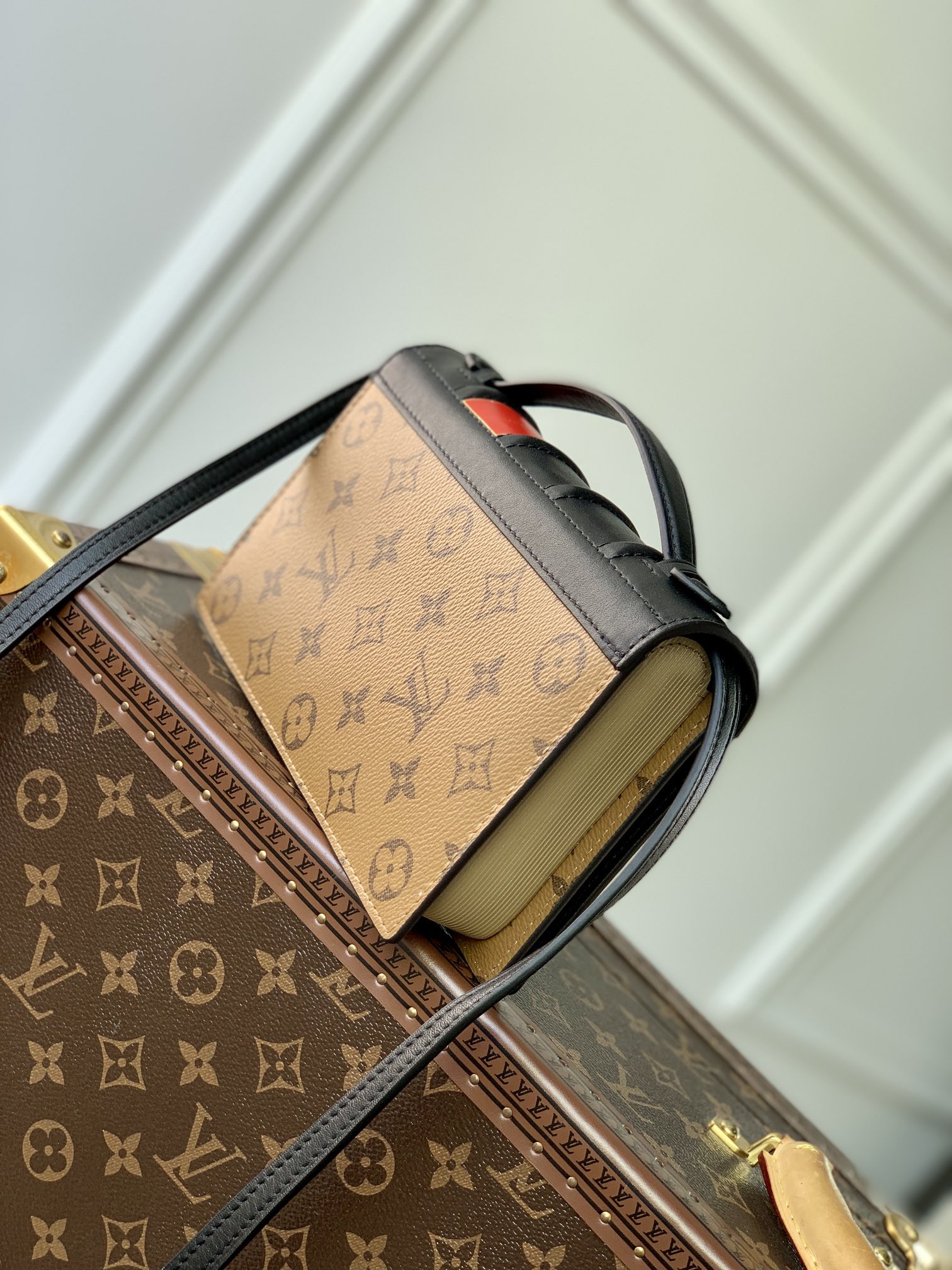 l**is V*t*n book chain wallet-20 x 14 x 4cm