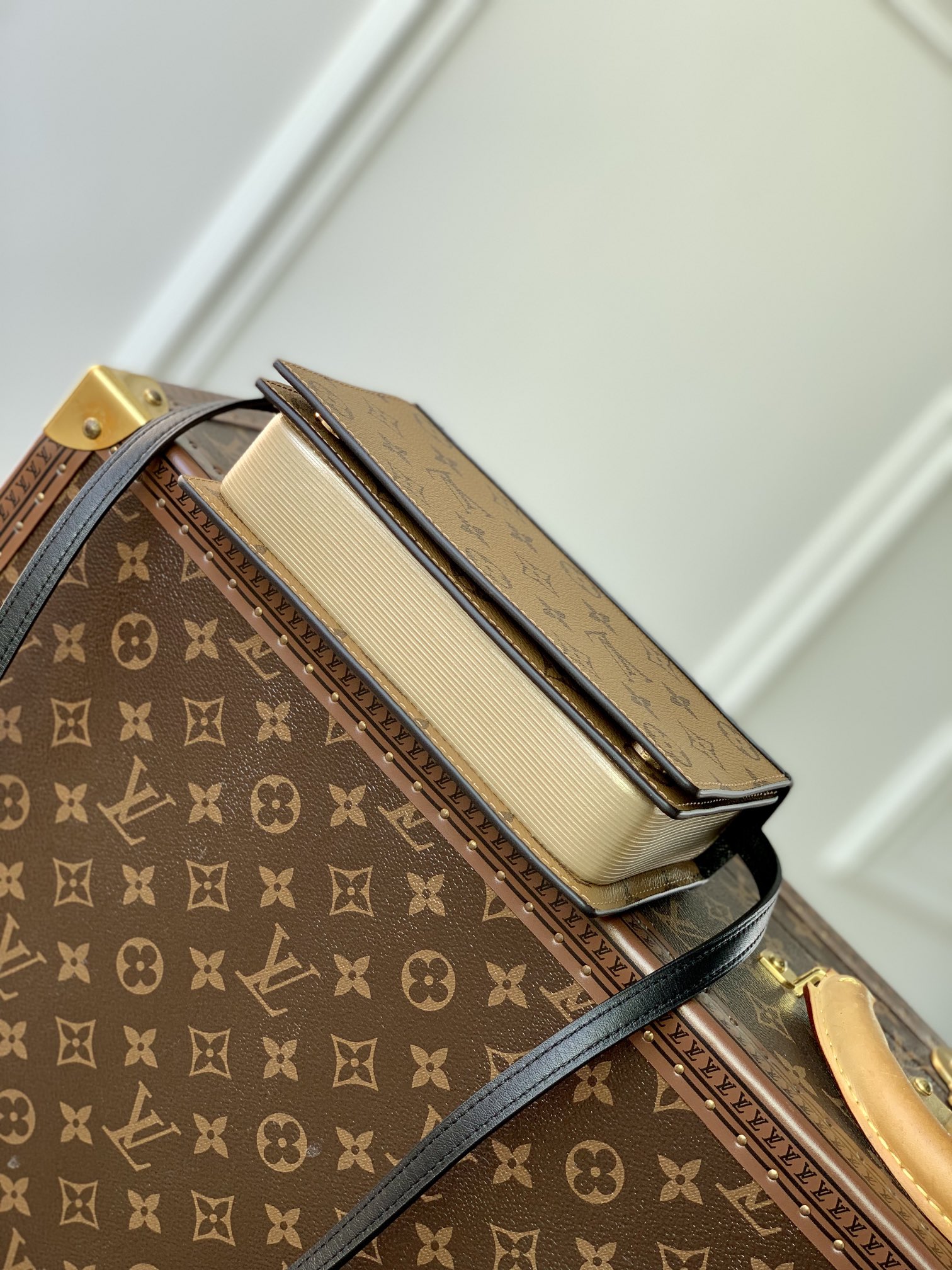 l**is V*t*n book chain wallet-20 x 14 x 4cm