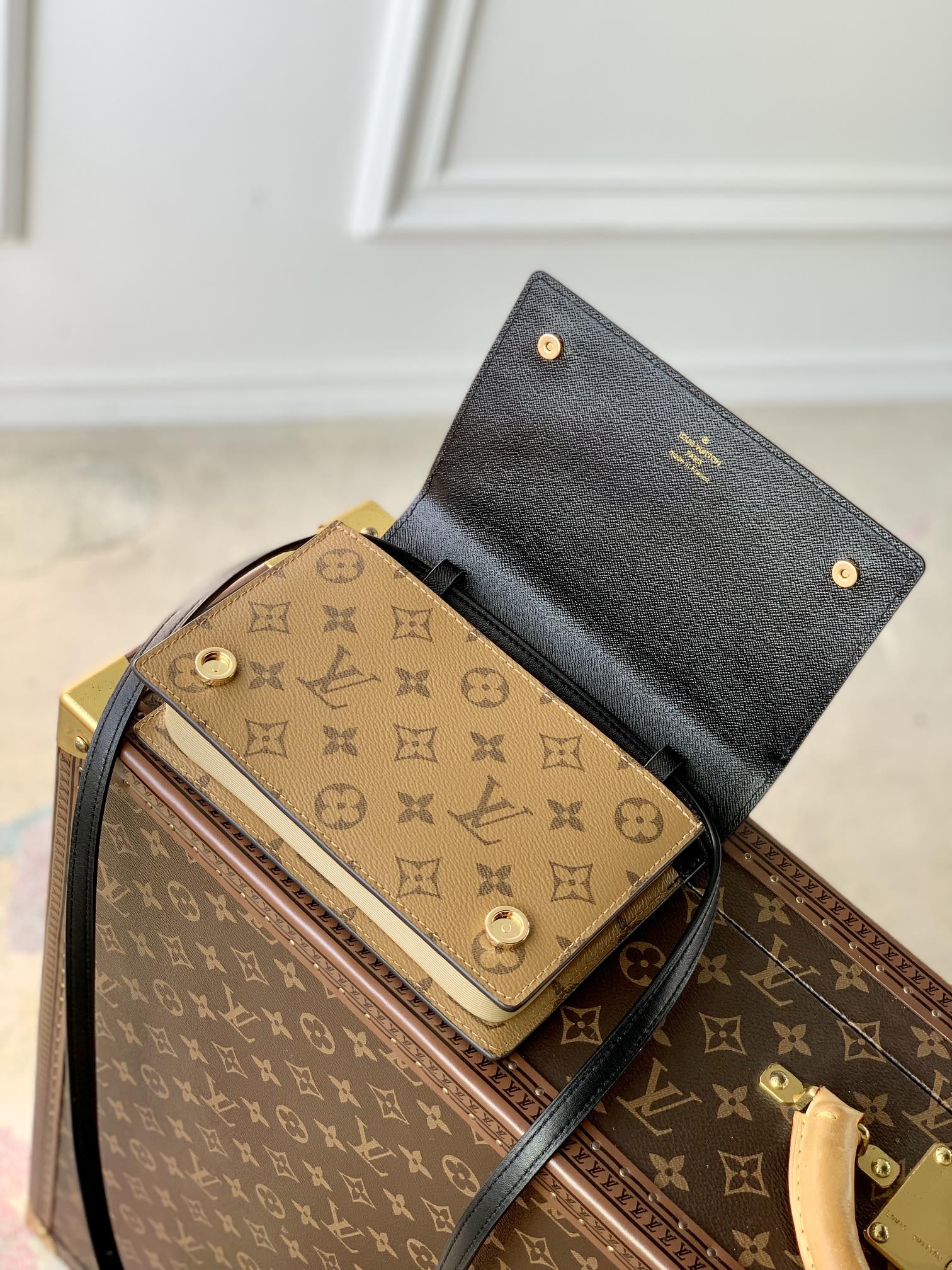 l**is V*t*n book chain wallet-20 x 14 x 4cm