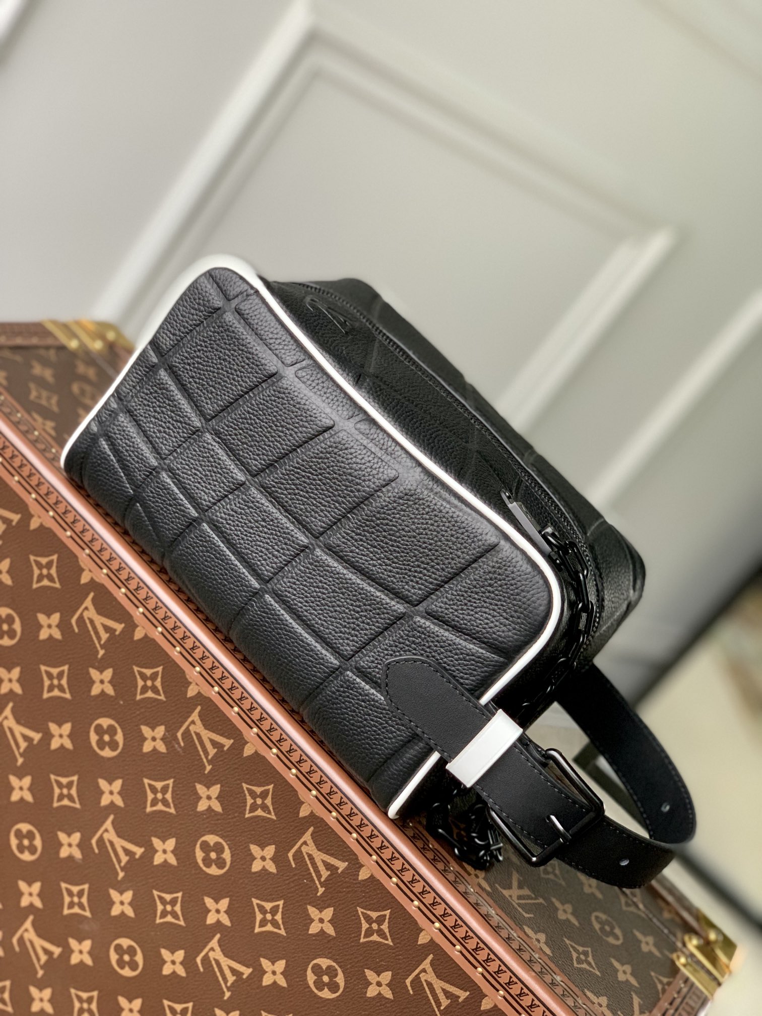 l**is V*t*n cloakroom dopp kit pouch-15 x 24 x 15cm