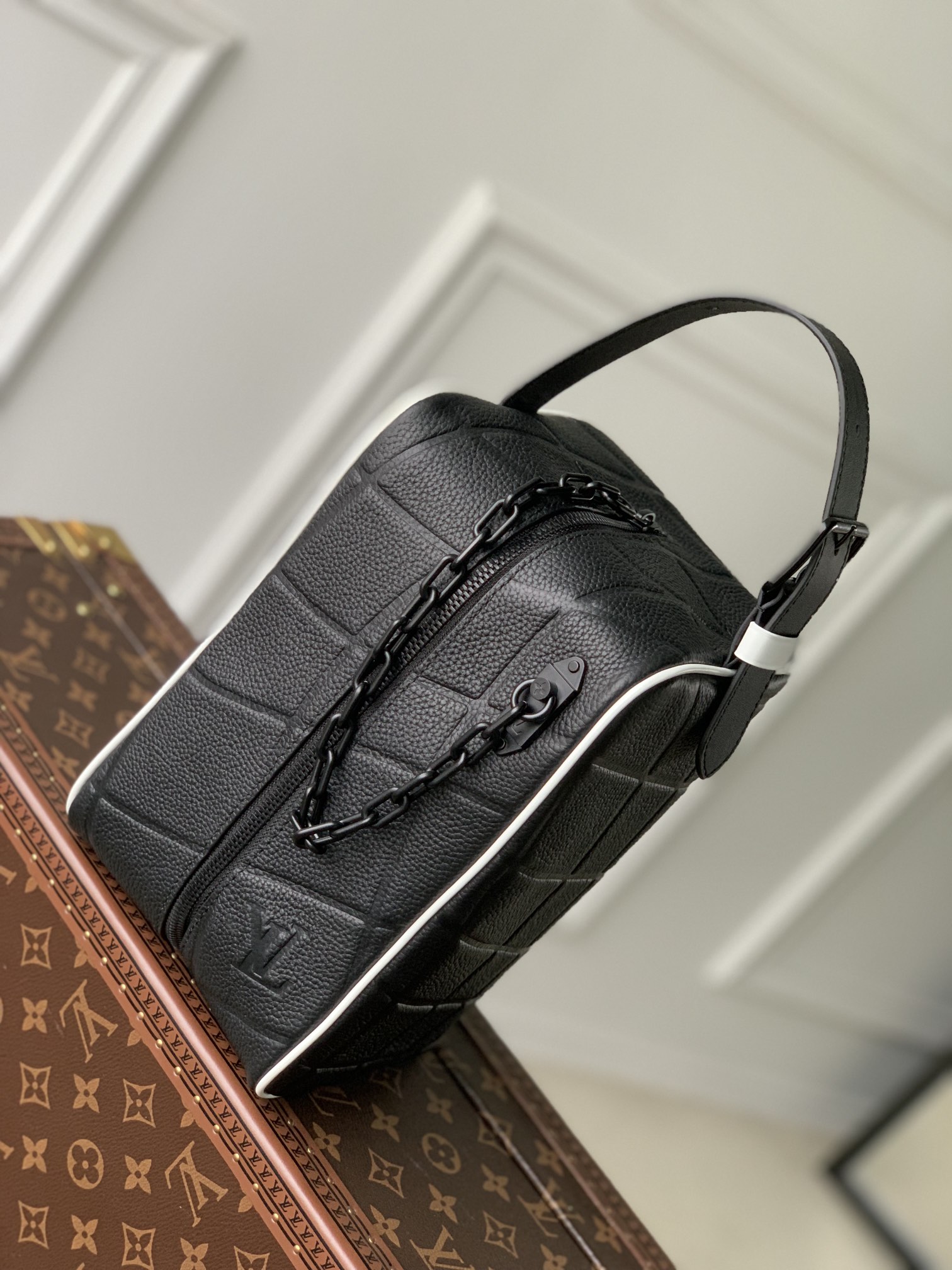 l**is V*t*n cloakroom dopp kit pouch-15 x 24 x 15cm