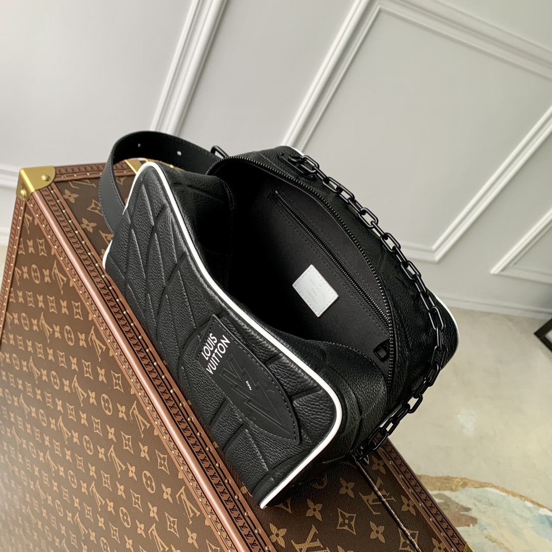 l**is V*t*n cloakroom dopp kit pouch-15 x 24 x 15cm