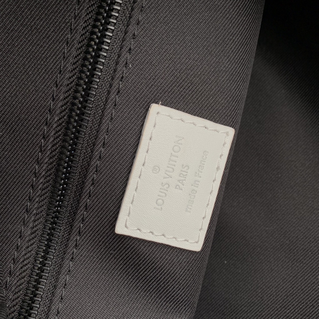 l**is V*t*n cloakroom dopp kit pouch-15 x 24 x 15cm
