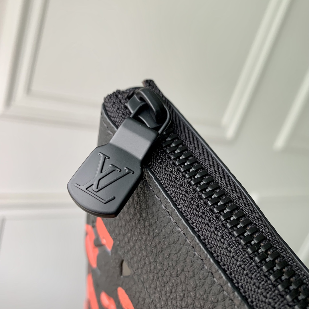 l**is V*t*n x yk pochette to go-30 x 21.5 x 1 cm