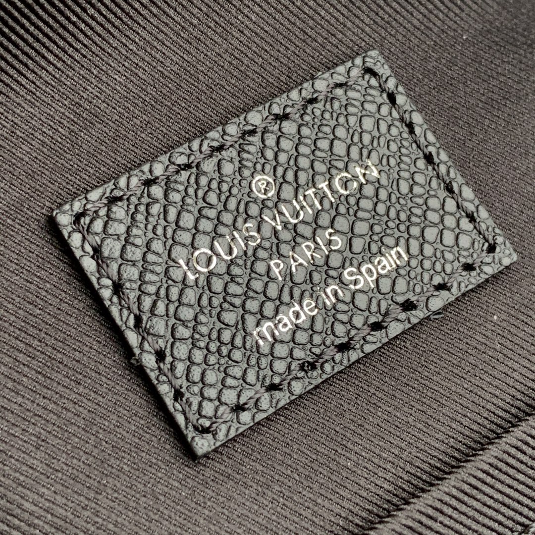 l**is V*t*n outdoor slingbag-13*21*5cm