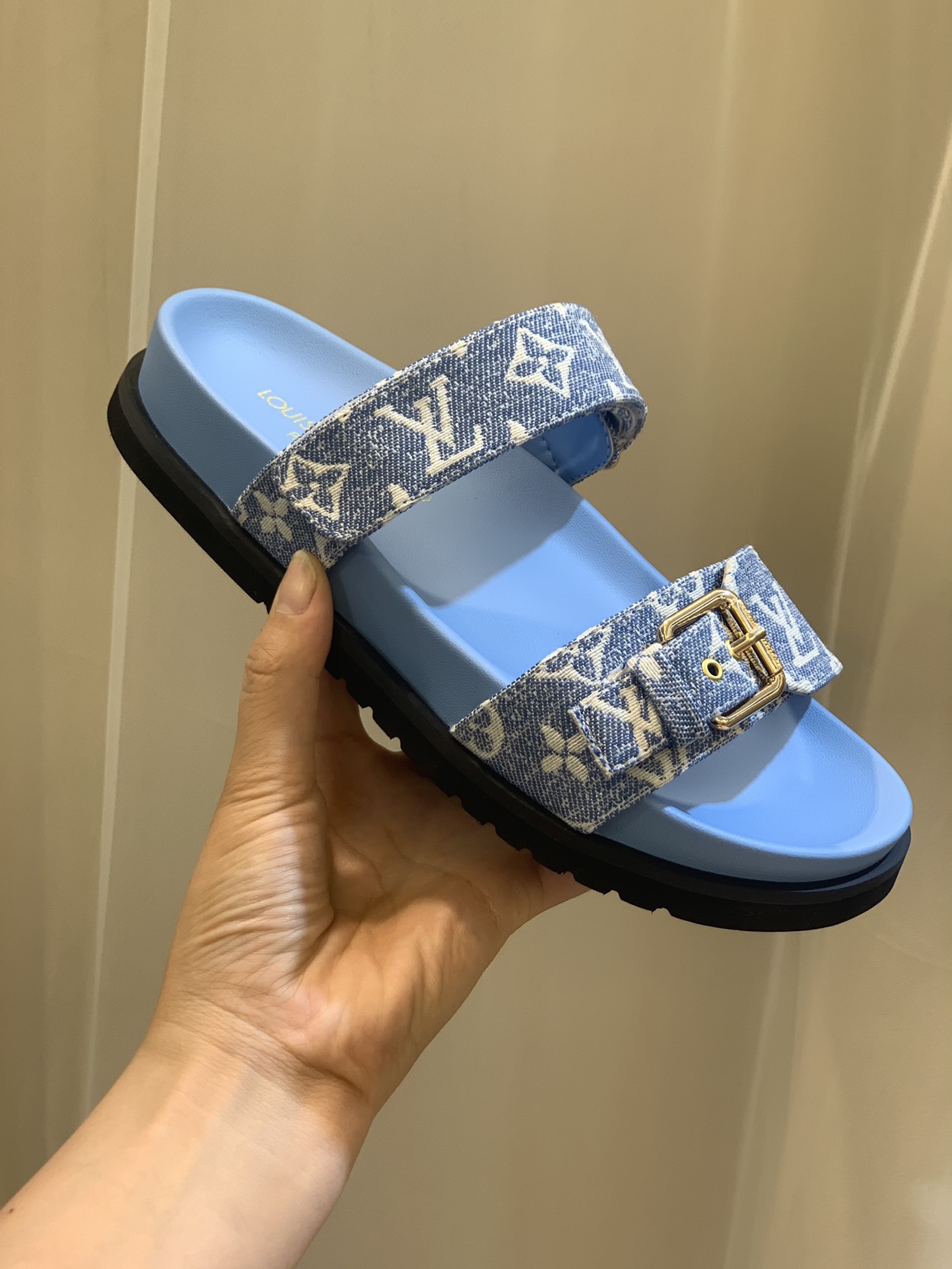 l**is V*t*n sandals
