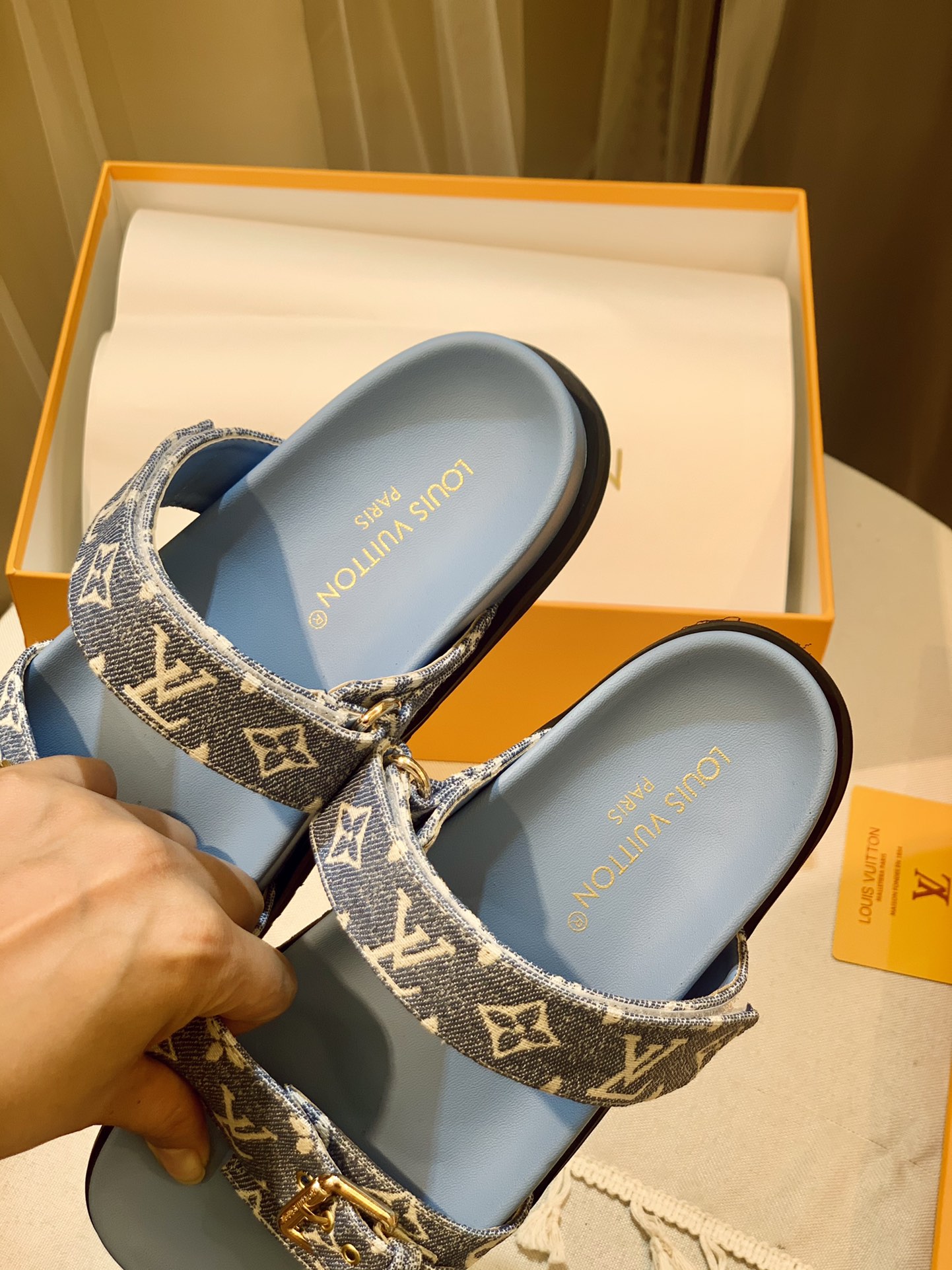l**is V*t*n sandals