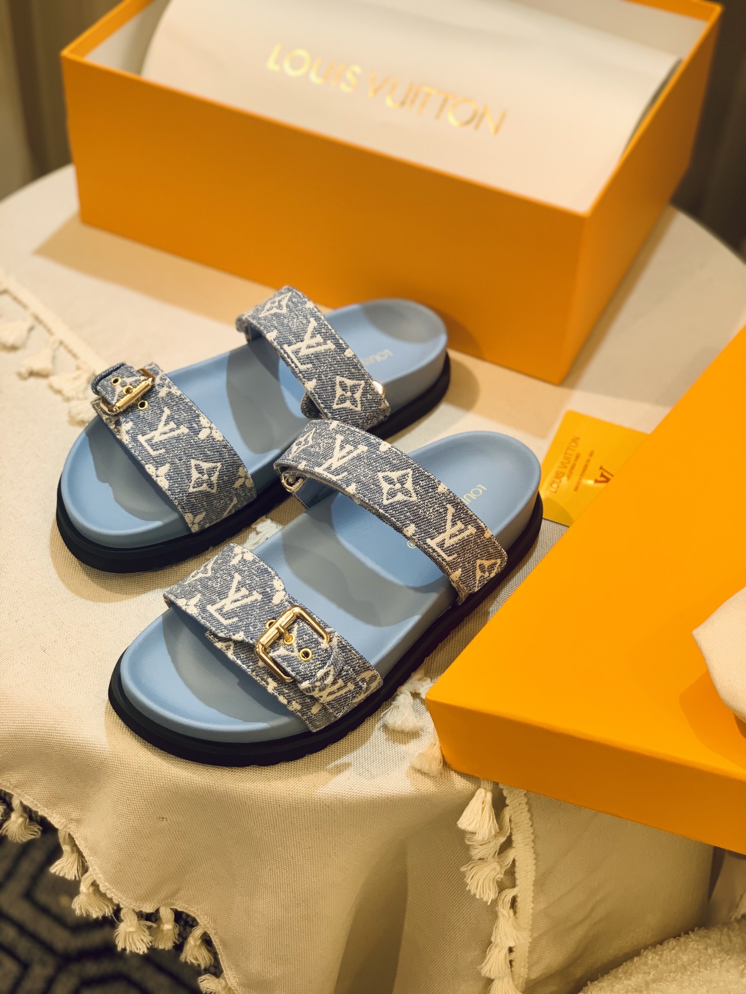 l**is V*t*n sandals
