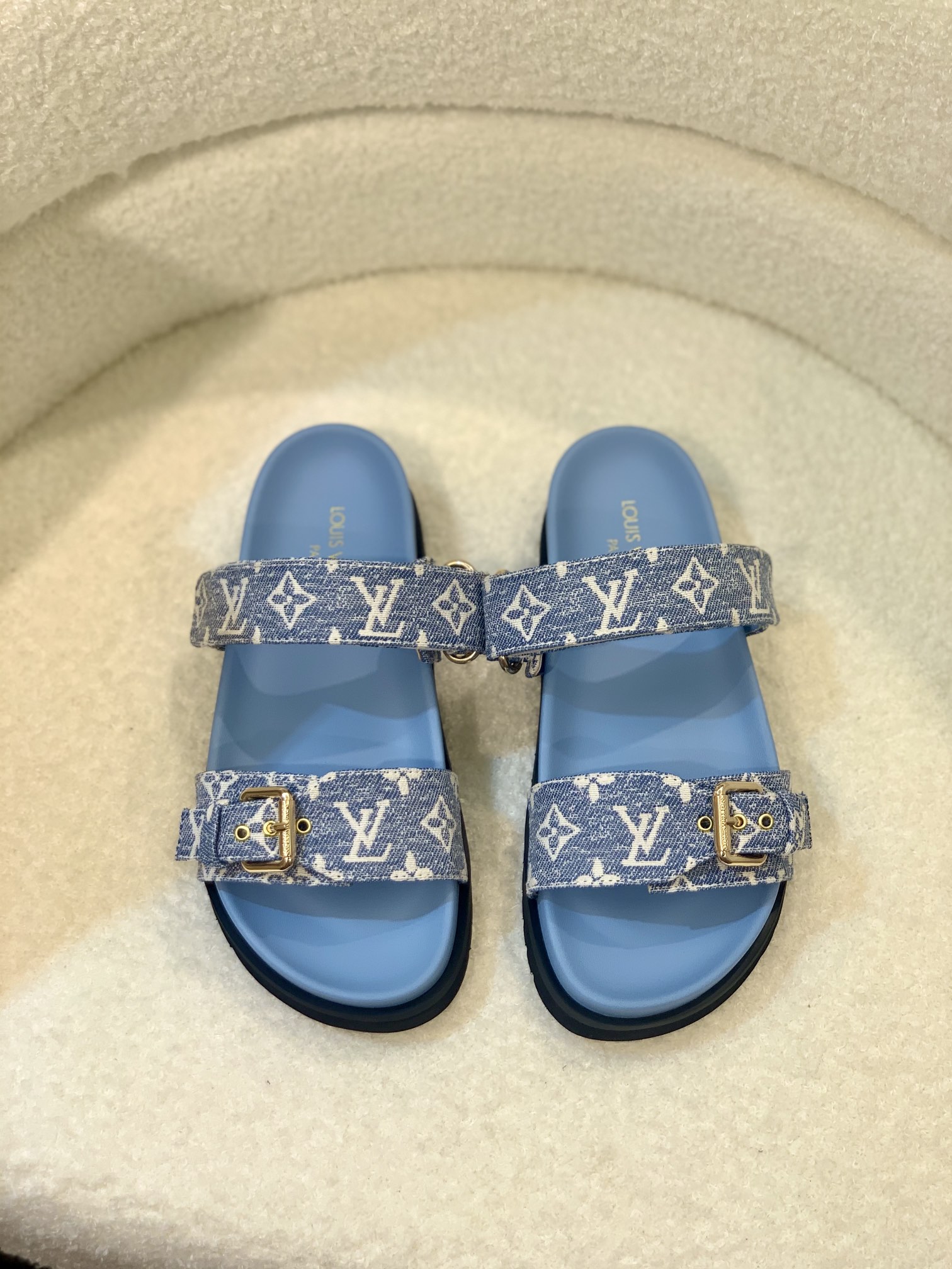 l**is V*t*n sandals