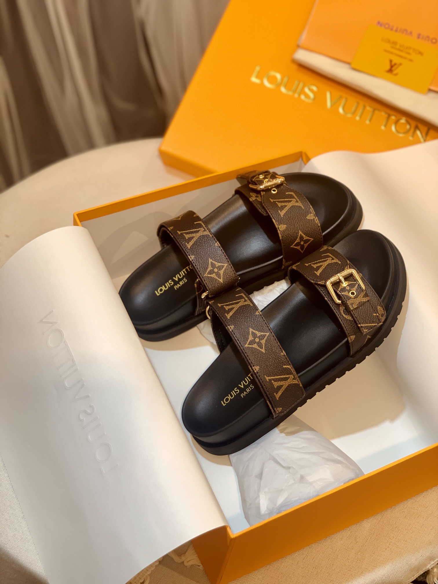 l**is V*t*n sandals