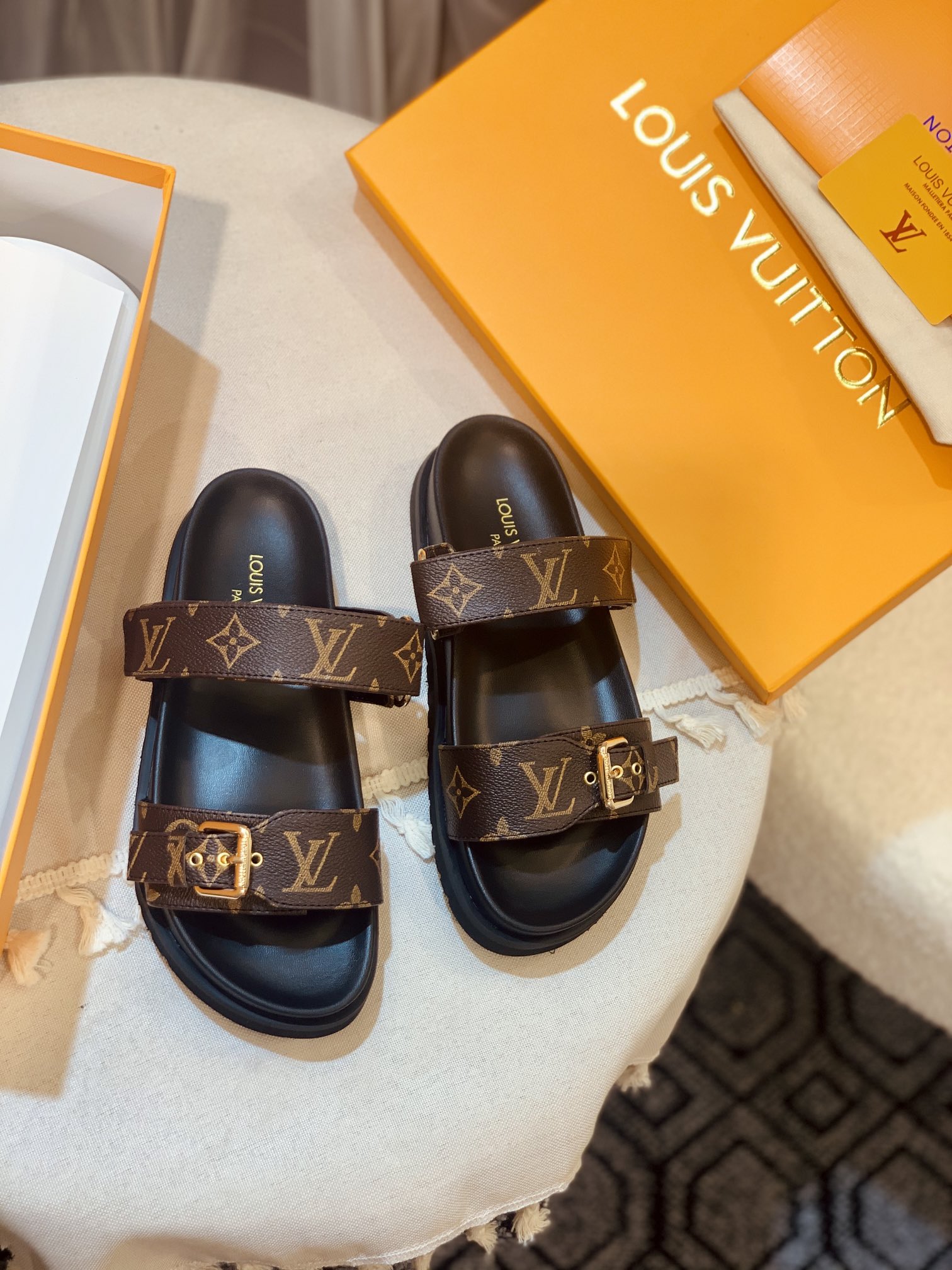 l**is V*t*n sandals