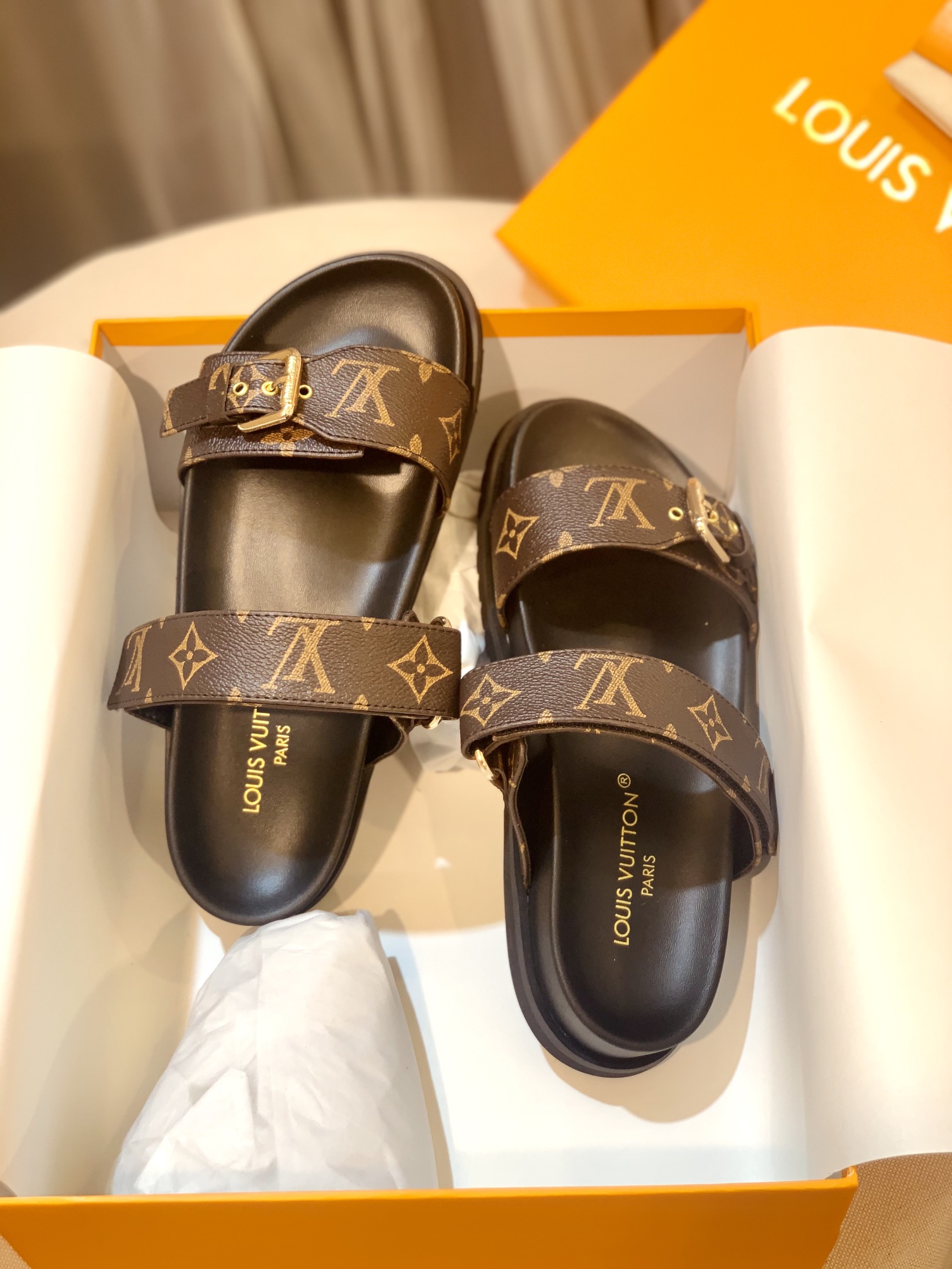 l**is V*t*n sandals