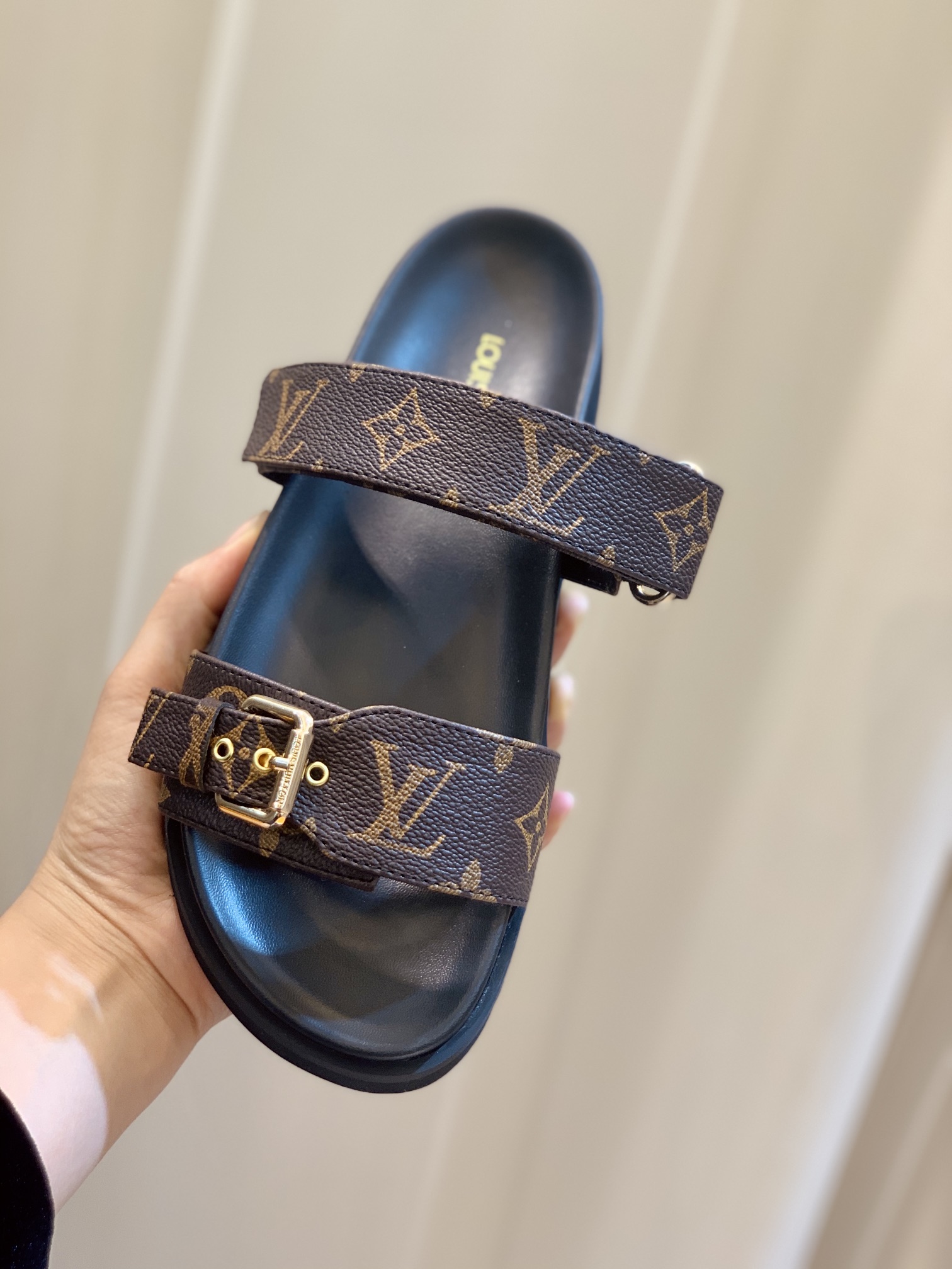 l**is V*t*n sandals