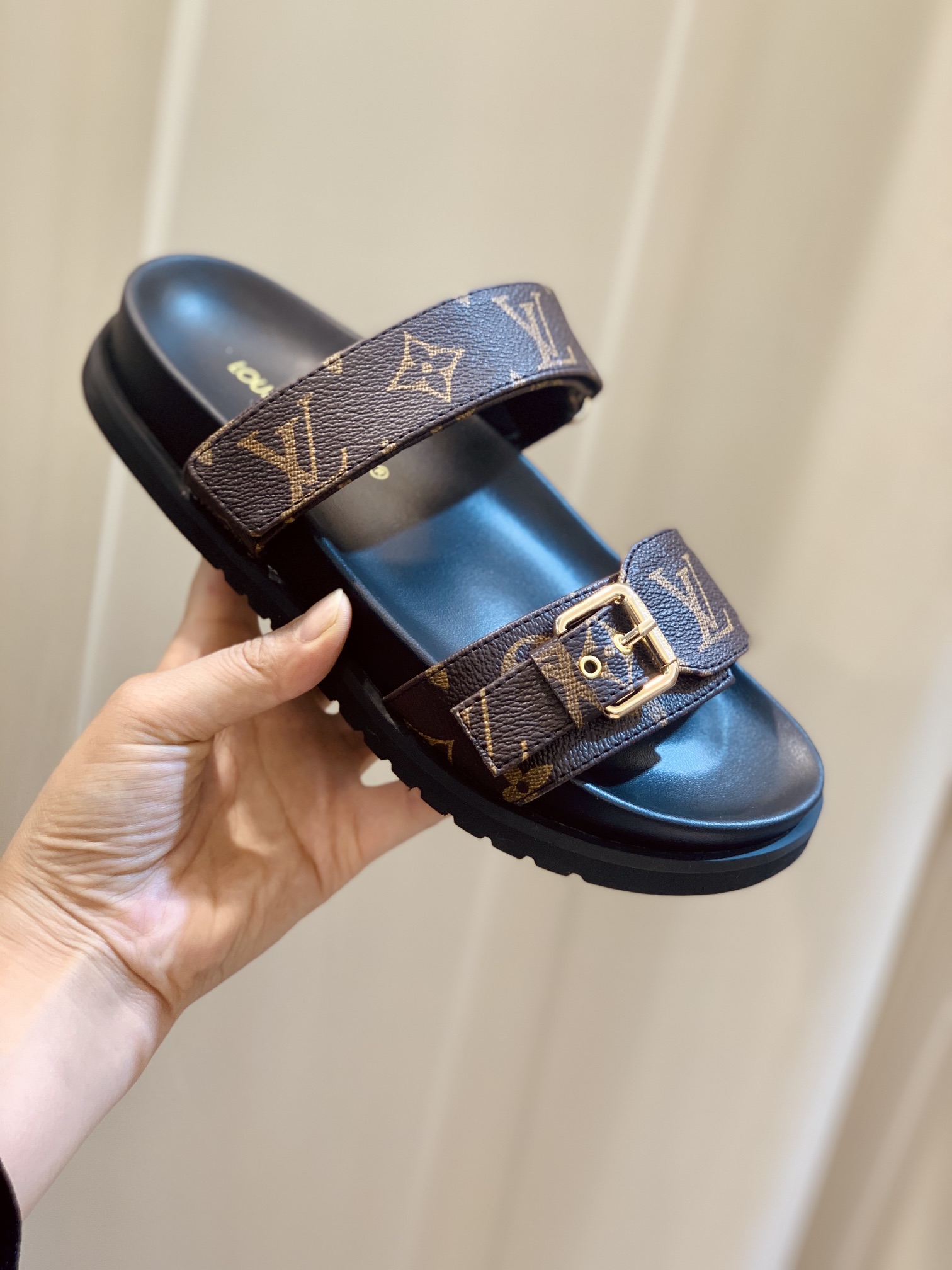 l**is V*t*n sandals