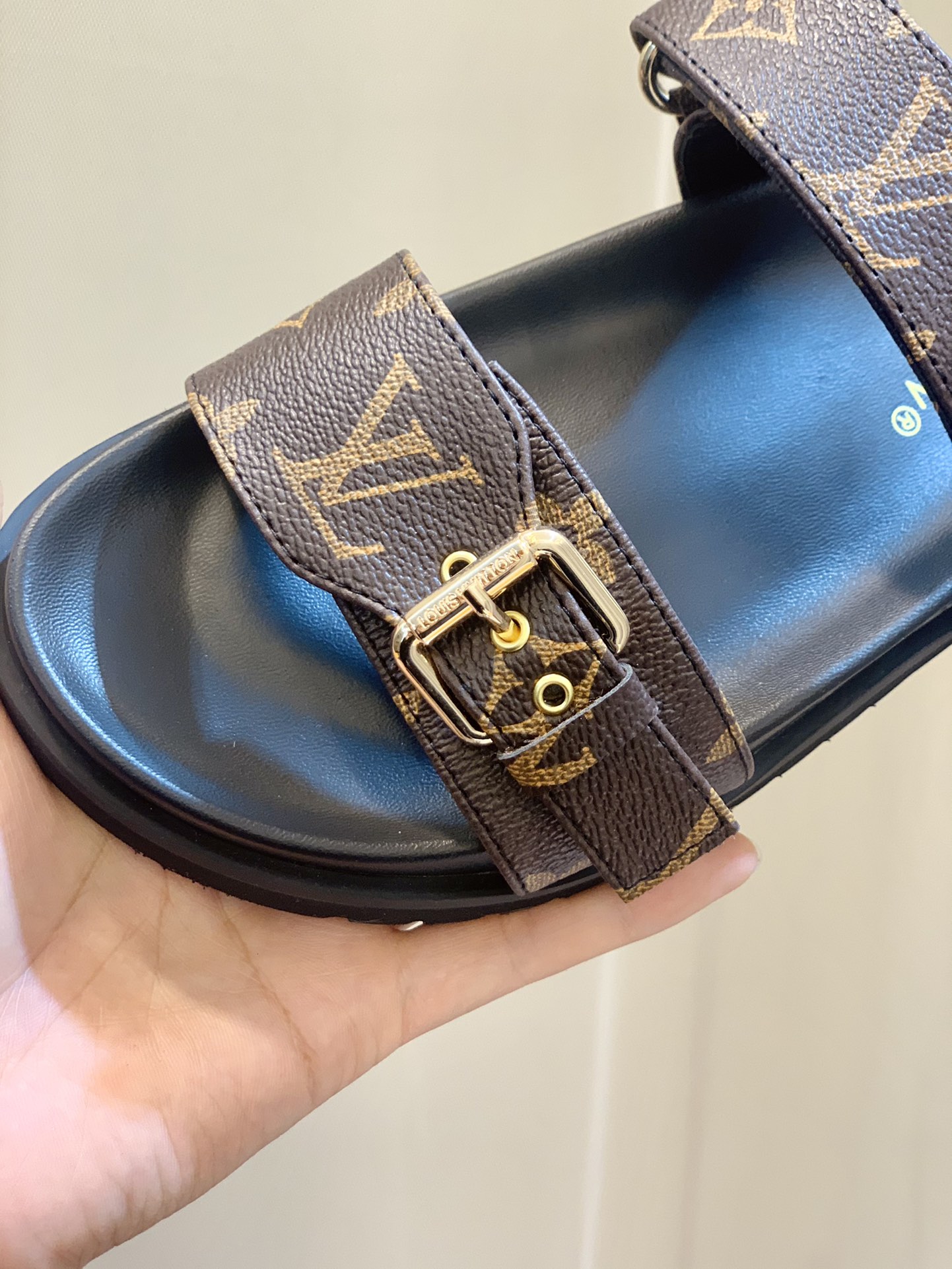 l**is V*t*n sandals
