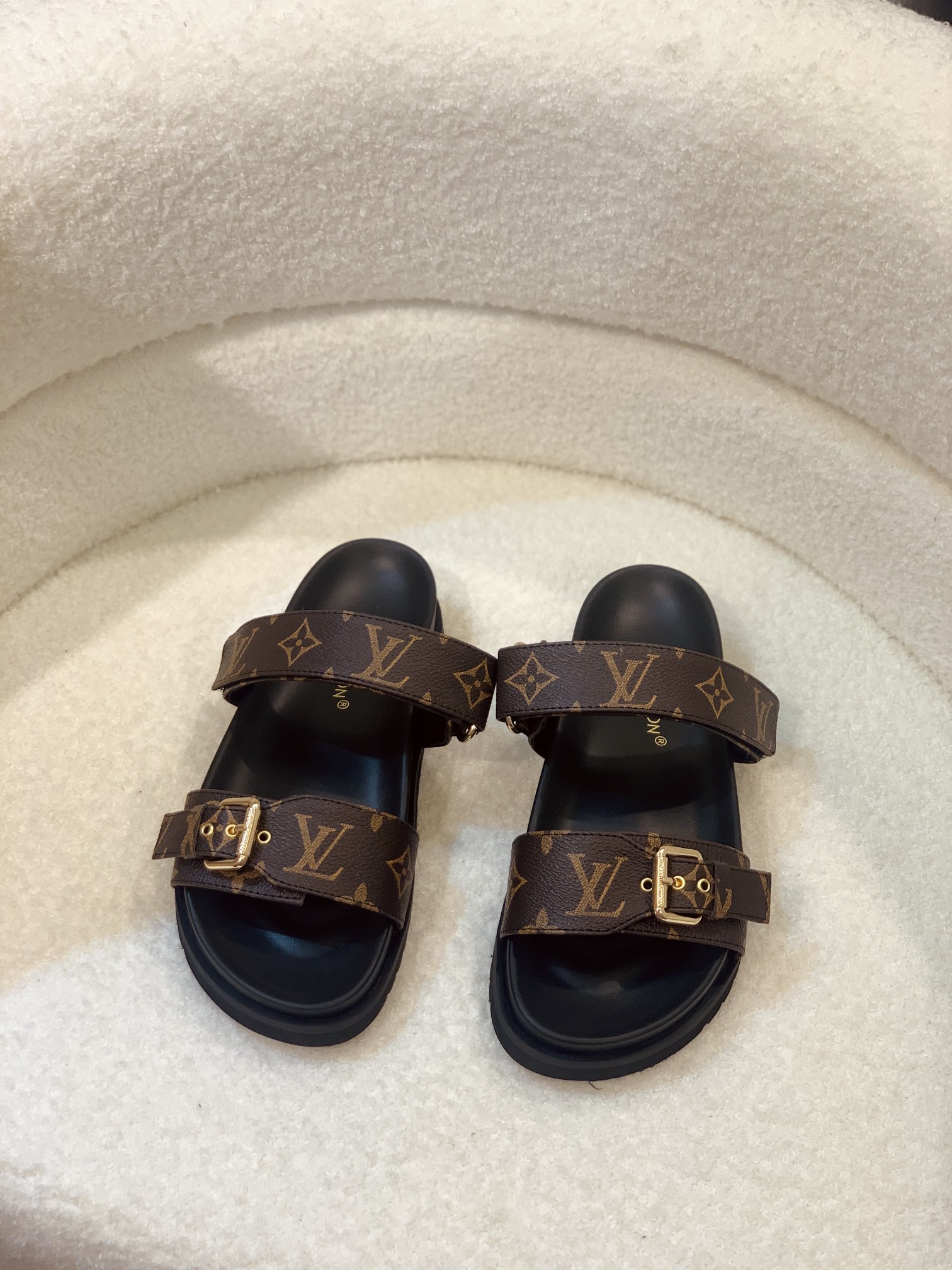 l**is V*t*n sandals