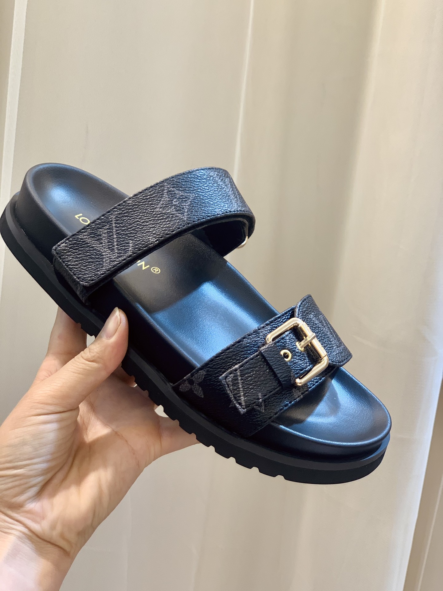 l**is V*t*n sandals