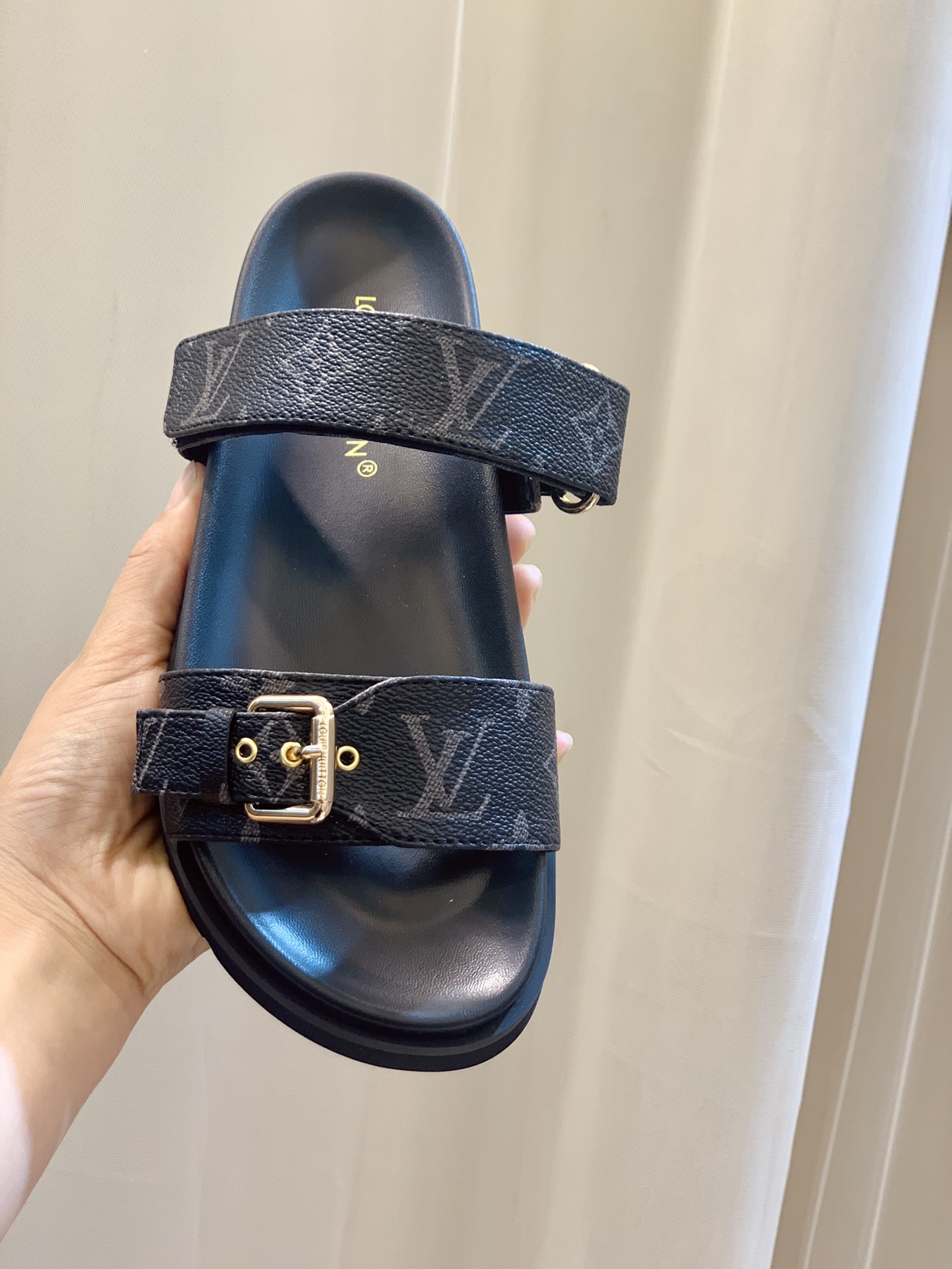 l**is V*t*n sandals