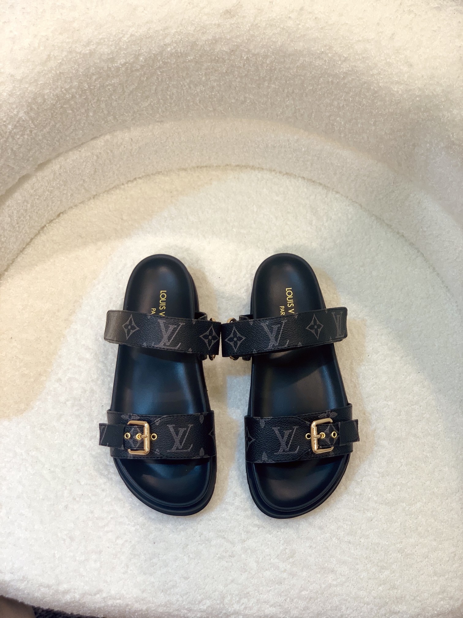 l**is V*t*n sandals