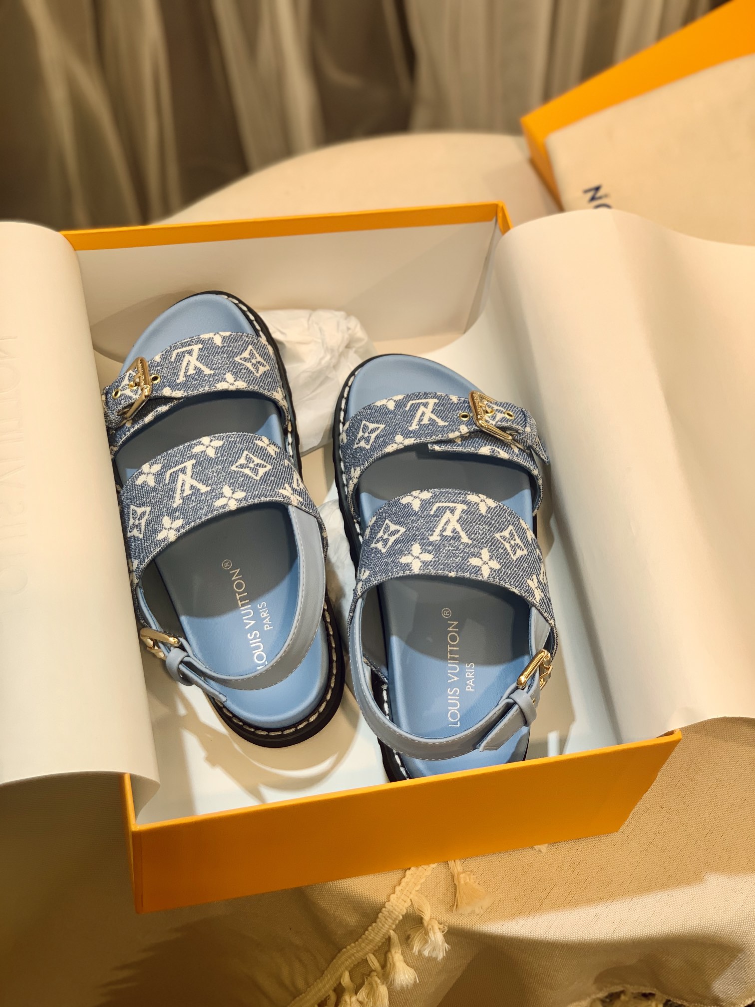 l**is V*t*n sandals