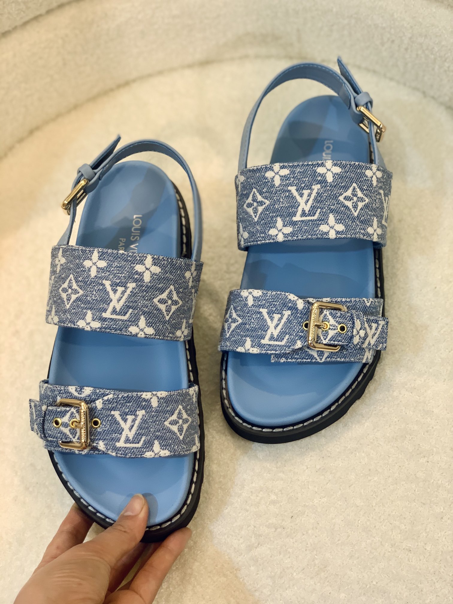 l**is V*t*n sandals