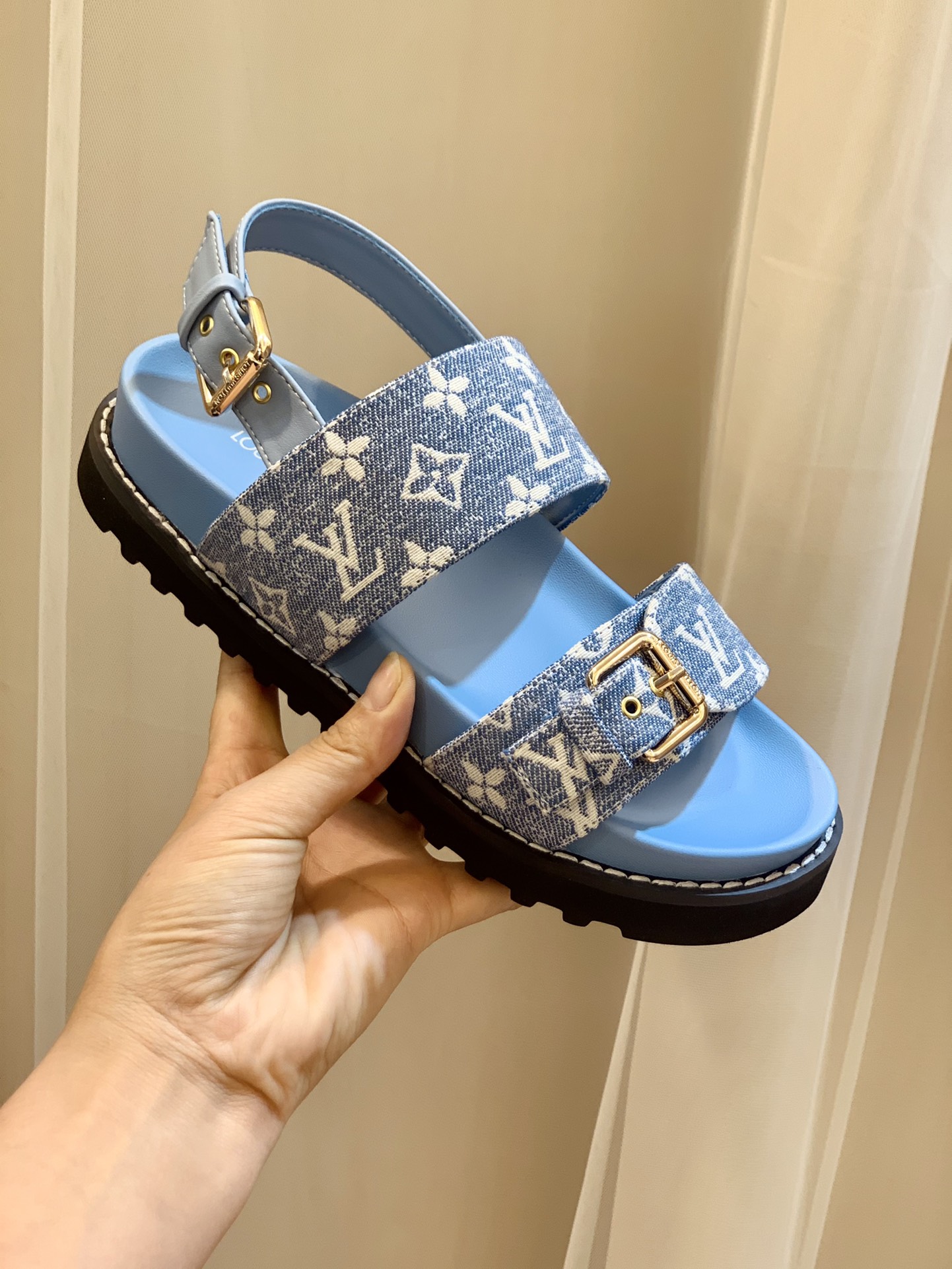 l**is V*t*n sandals