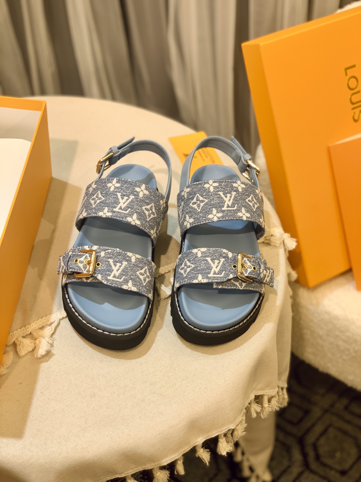 l**is V*t*n sandals