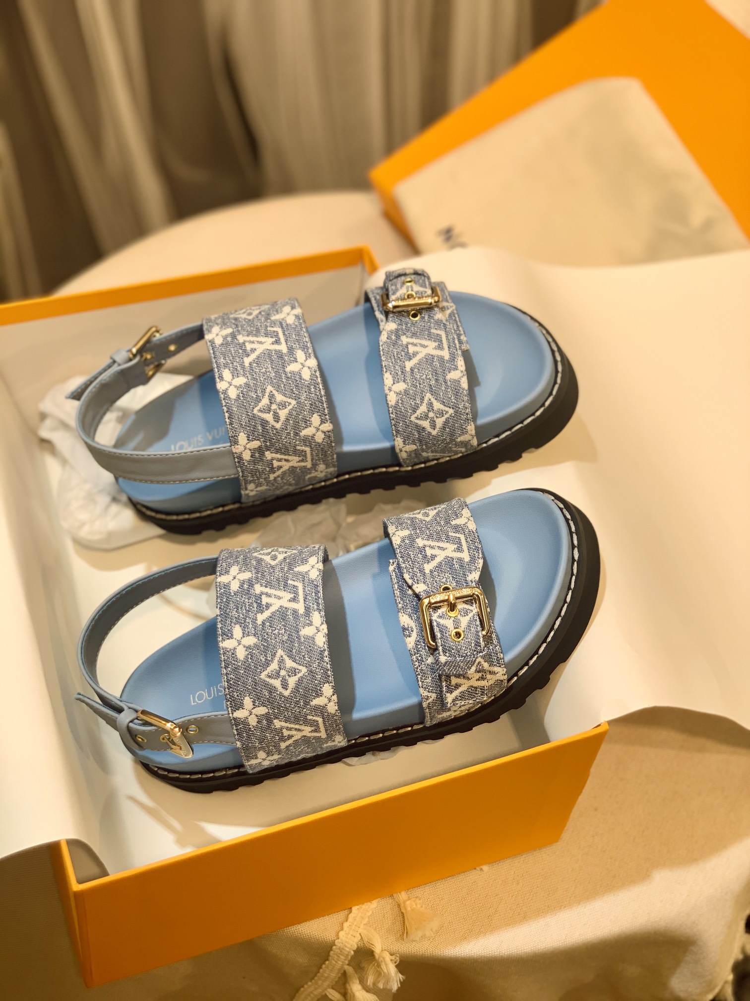 l**is V*t*n sandals