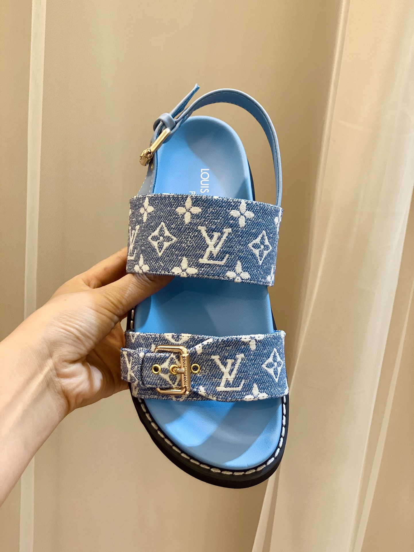 l**is V*t*n sandals