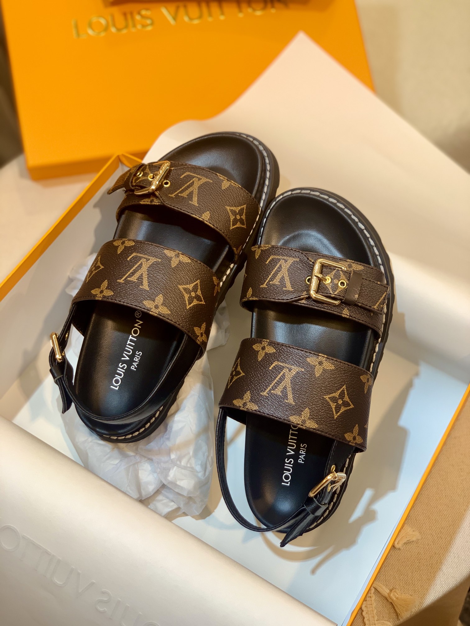l**is V*t*n sandals