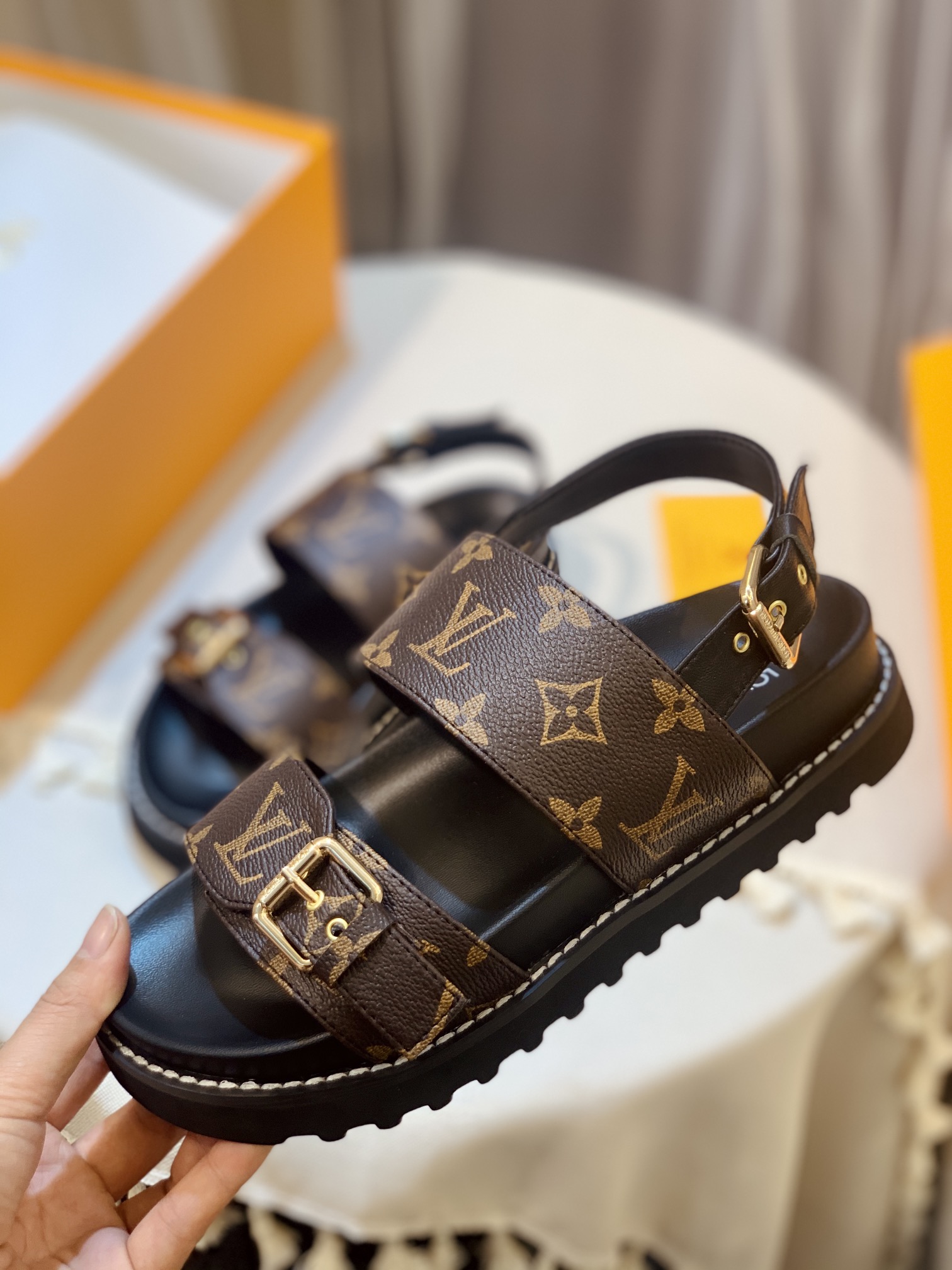 l**is V*t*n sandals