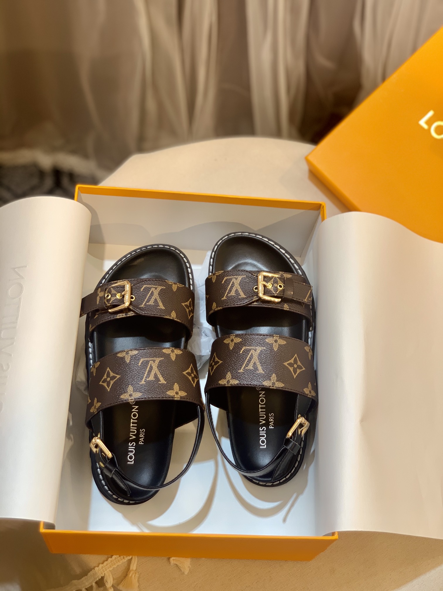 l**is V*t*n sandals