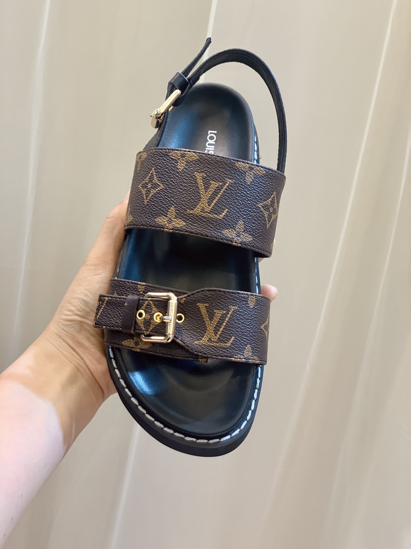 l**is V*t*n sandals