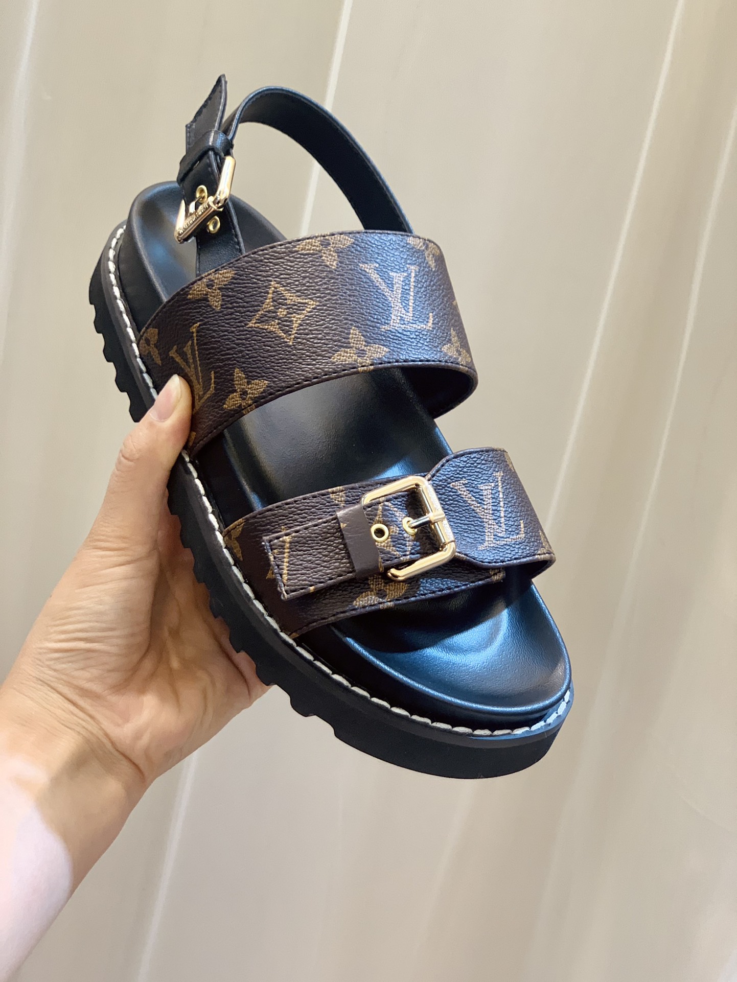 l**is V*t*n sandals