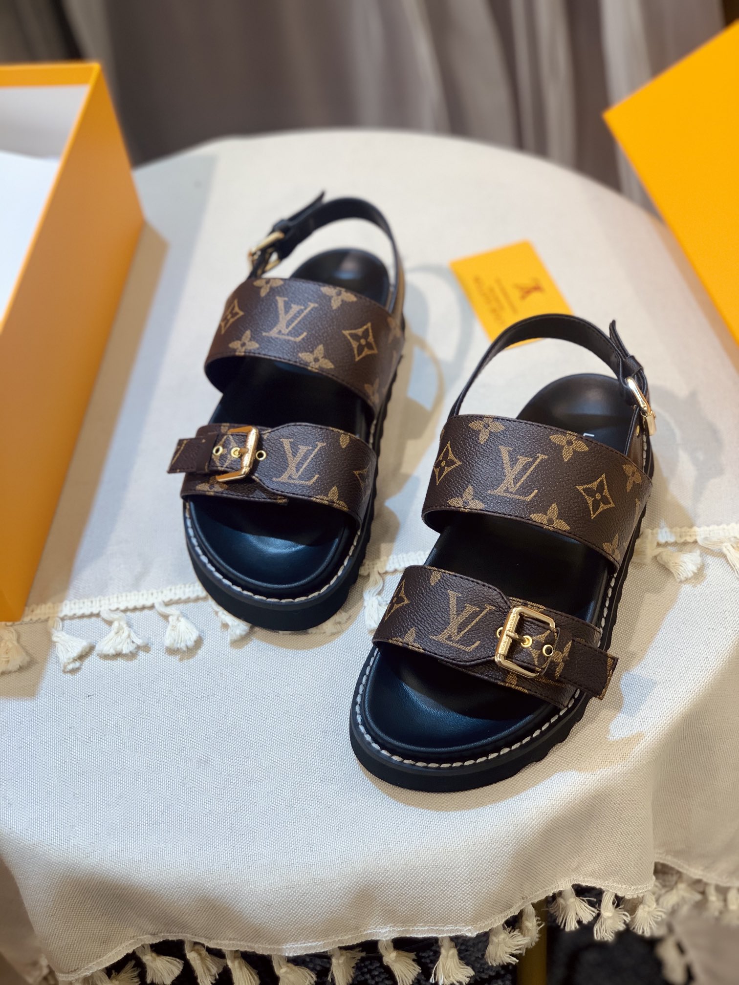 l**is V*t*n sandals