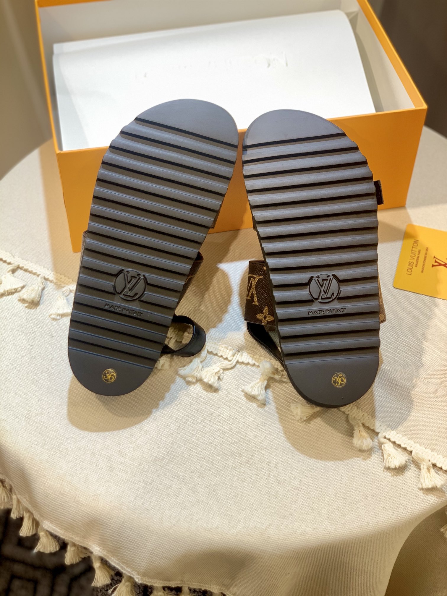 l**is V*t*n sandals