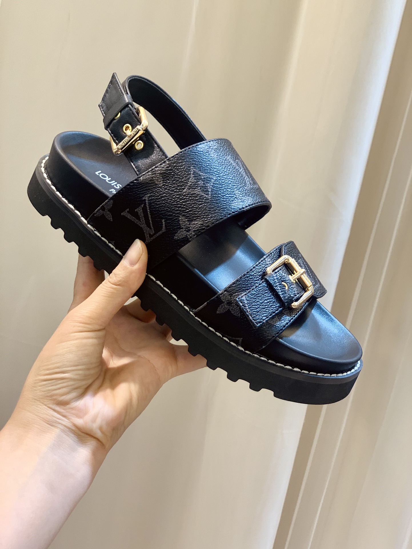 l**is V*t*n sandals