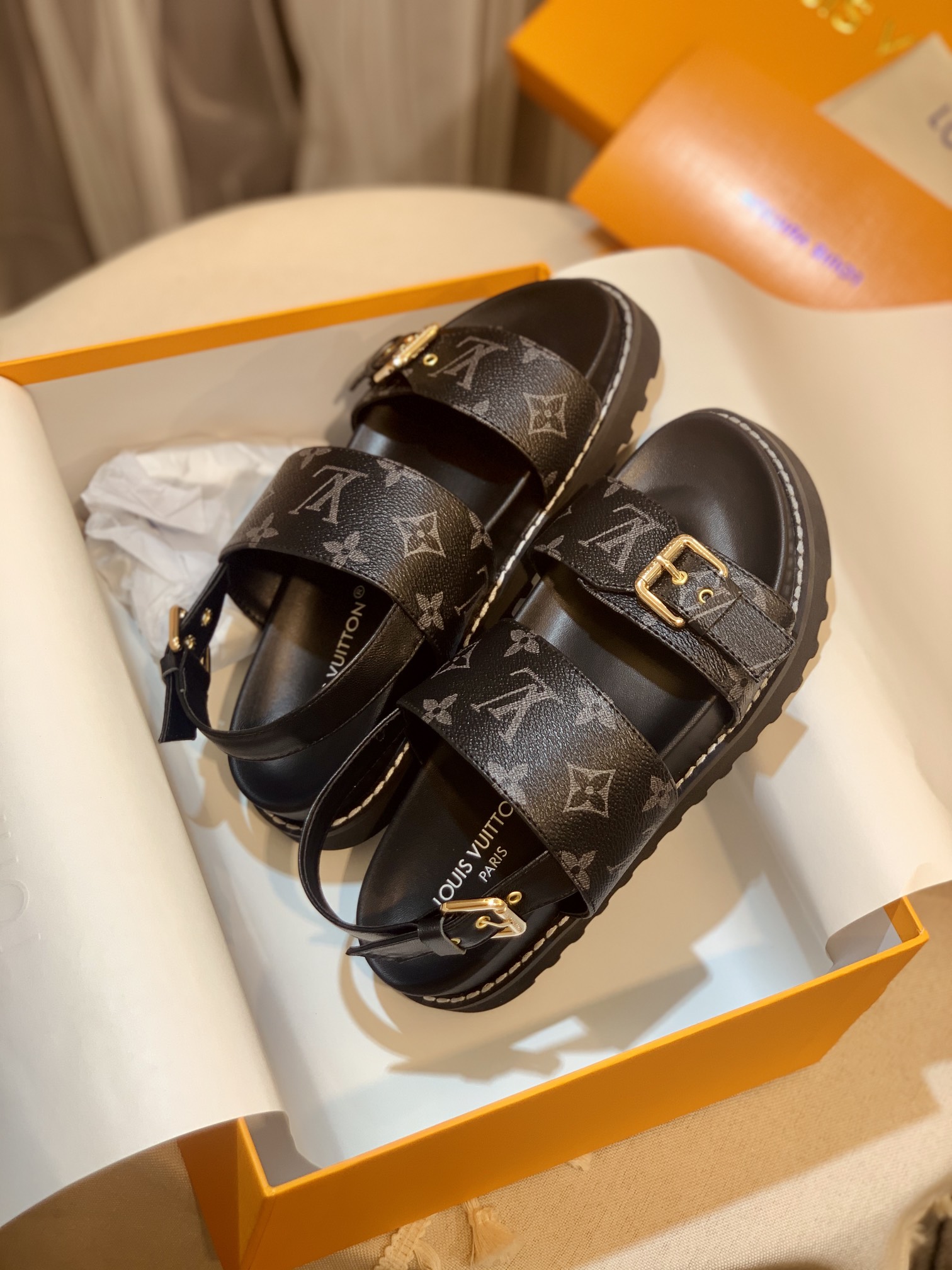 l**is V*t*n sandals