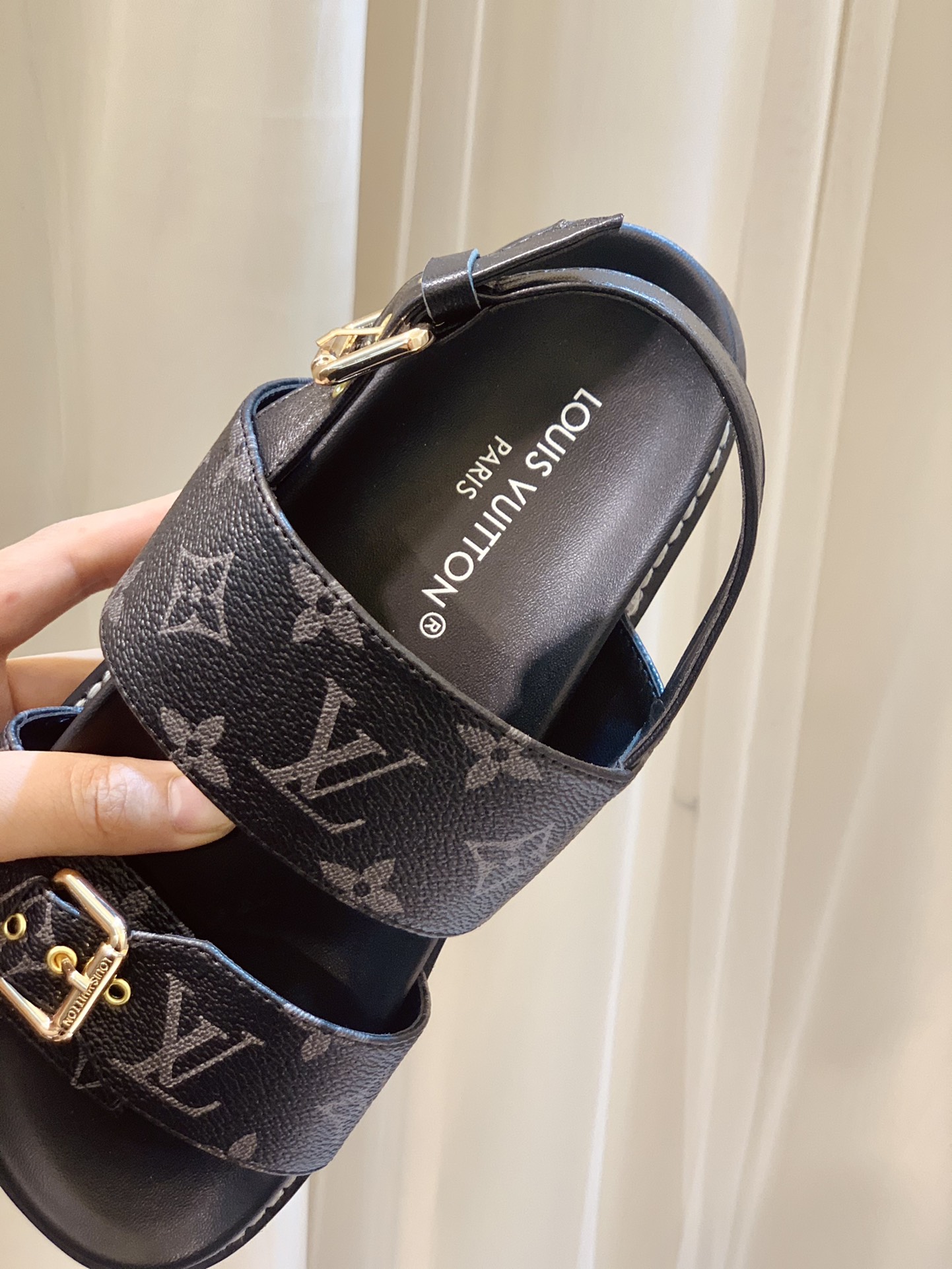 l**is V*t*n sandals