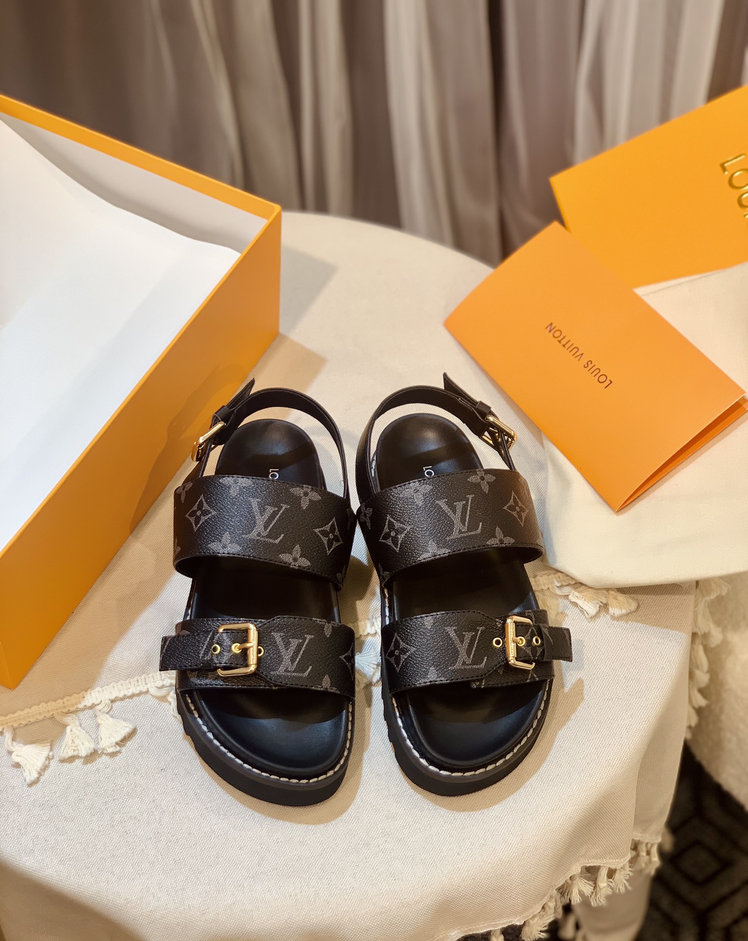 l**is V*t*n sandals