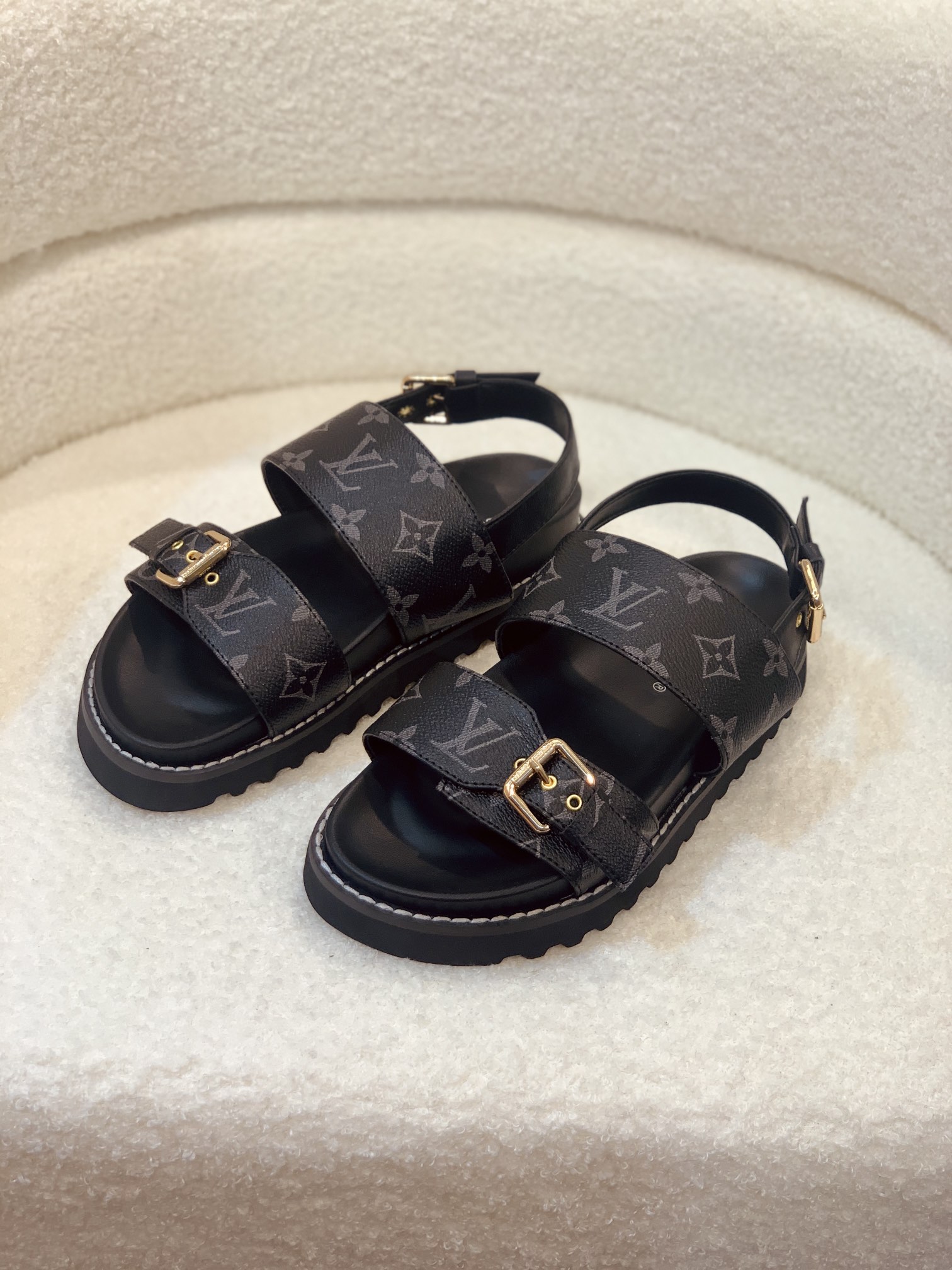 l**is V*t*n sandals