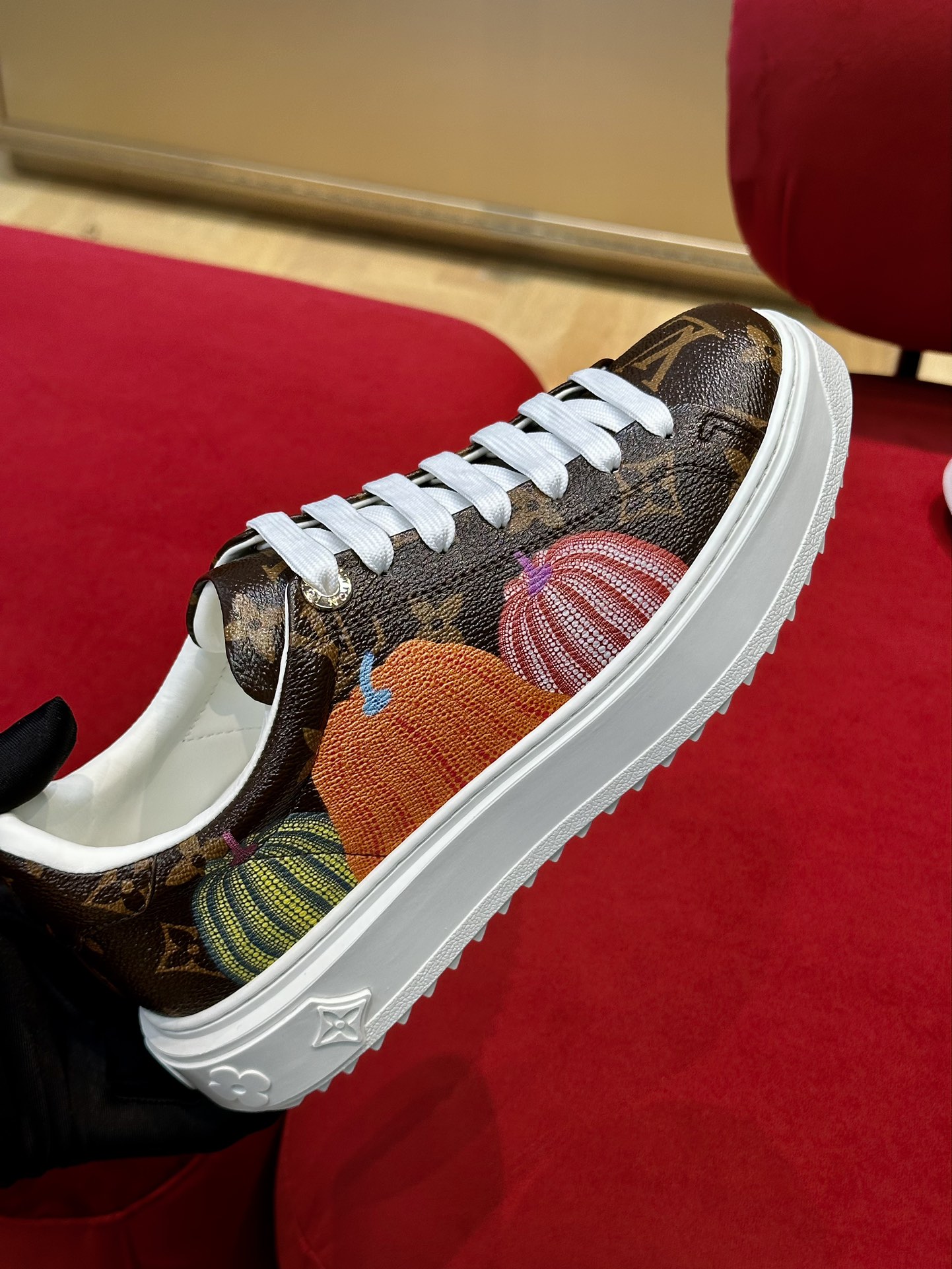 l**is V*t*n time out sneaker