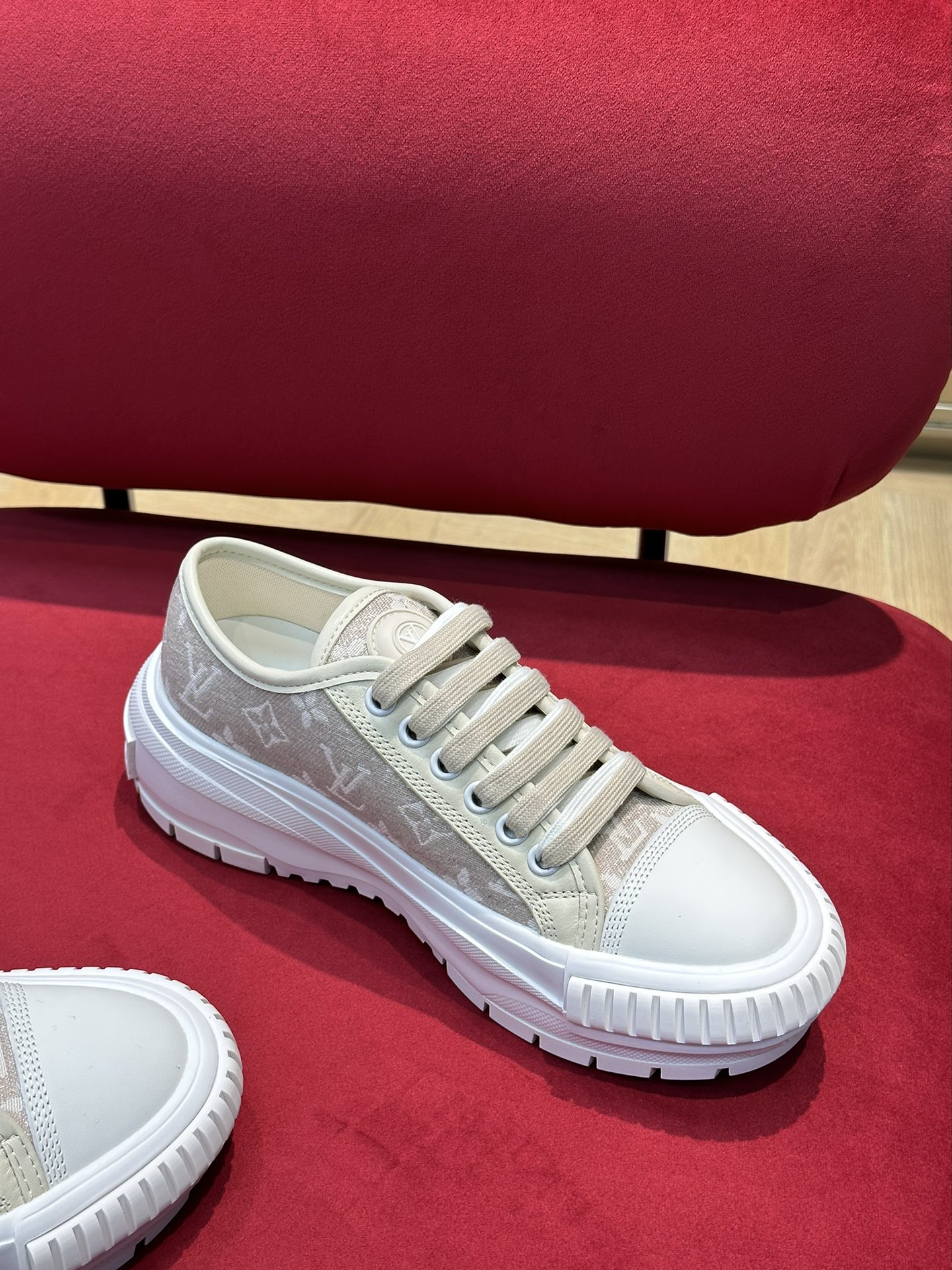 l**is V*t*n squad sneaker