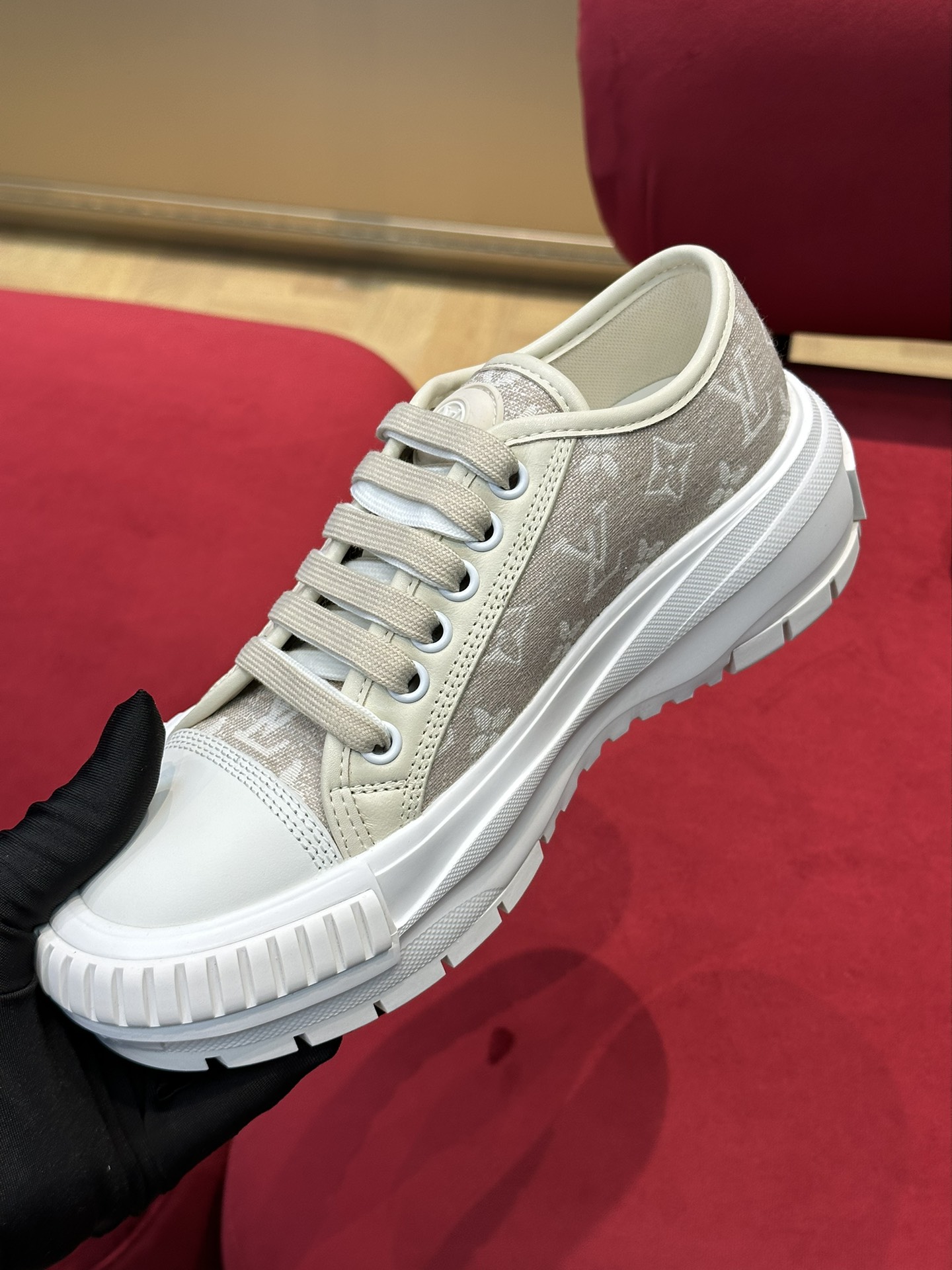 l**is V*t*n squad sneaker