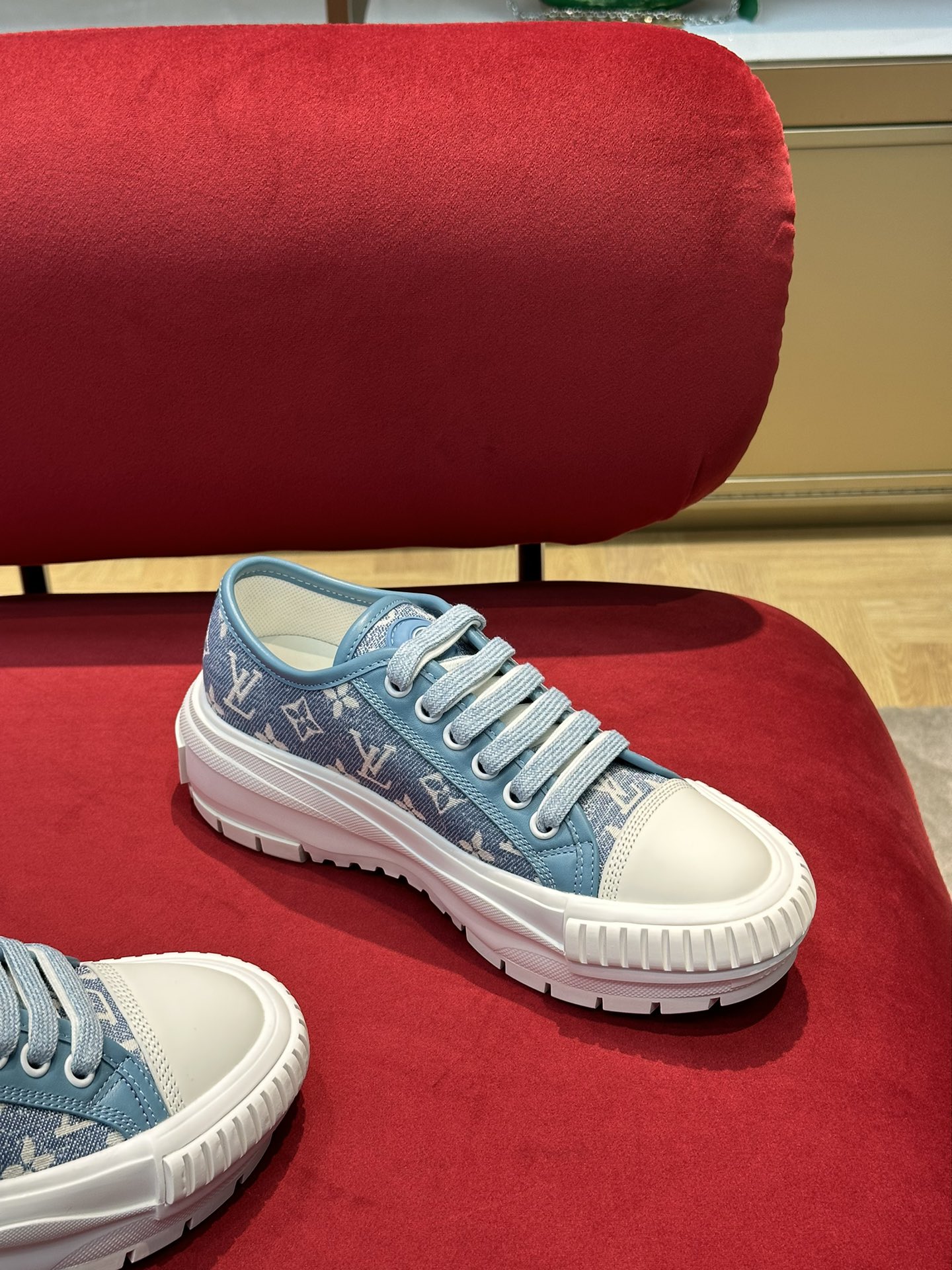 l**is V*t*n squad sneaker